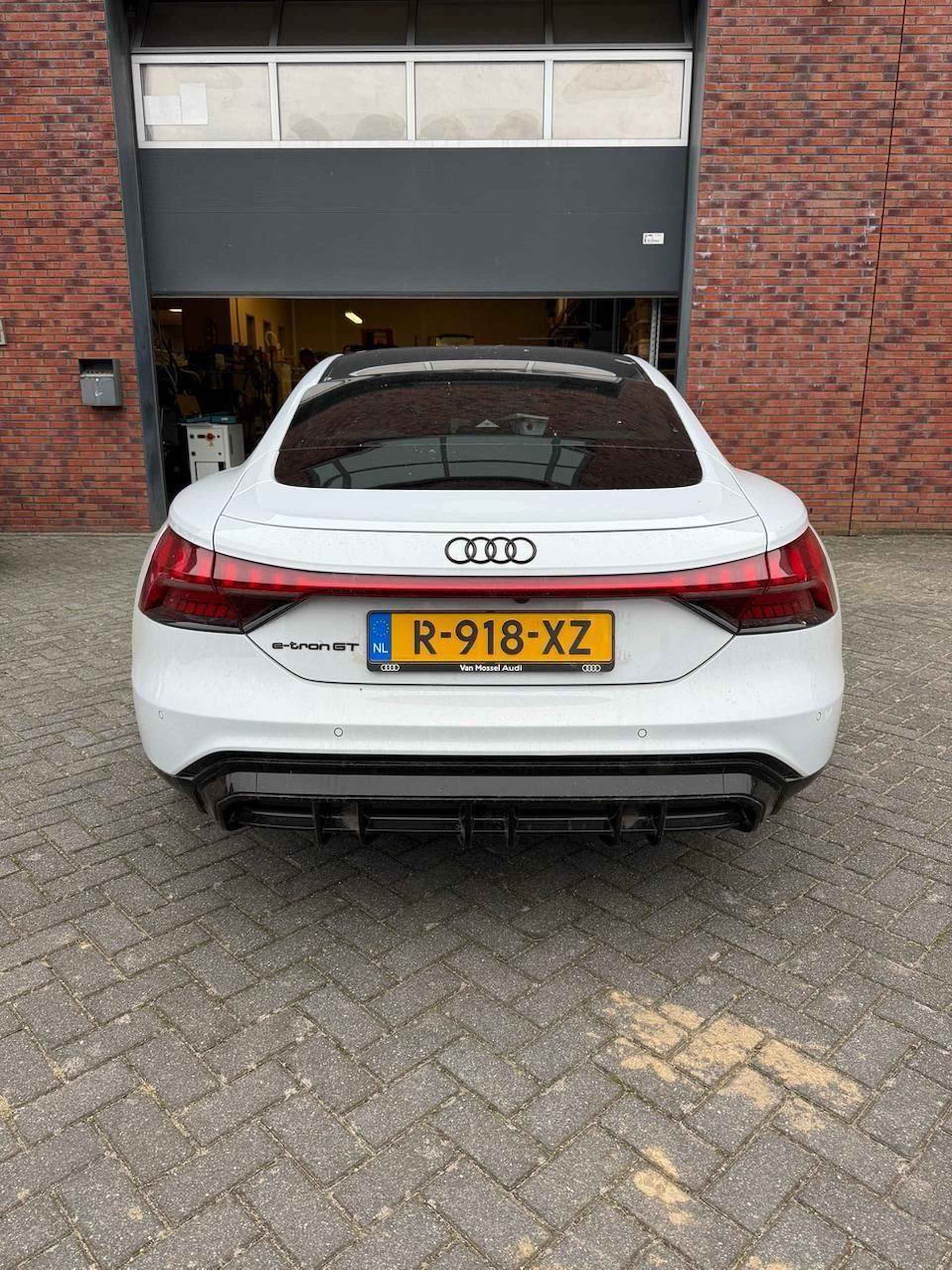 Audi e-tron GT 93 kWh 476 PK | Automaat | Navigatie | 360 Camera | Glazen panoramadak | Bang & Olufsen | Adaptive Air Suspension | Stoelverwarming | Virtual cockpit | LED | Lichtmetalen velgen | Climate Control | Privacy glass | - 2/7