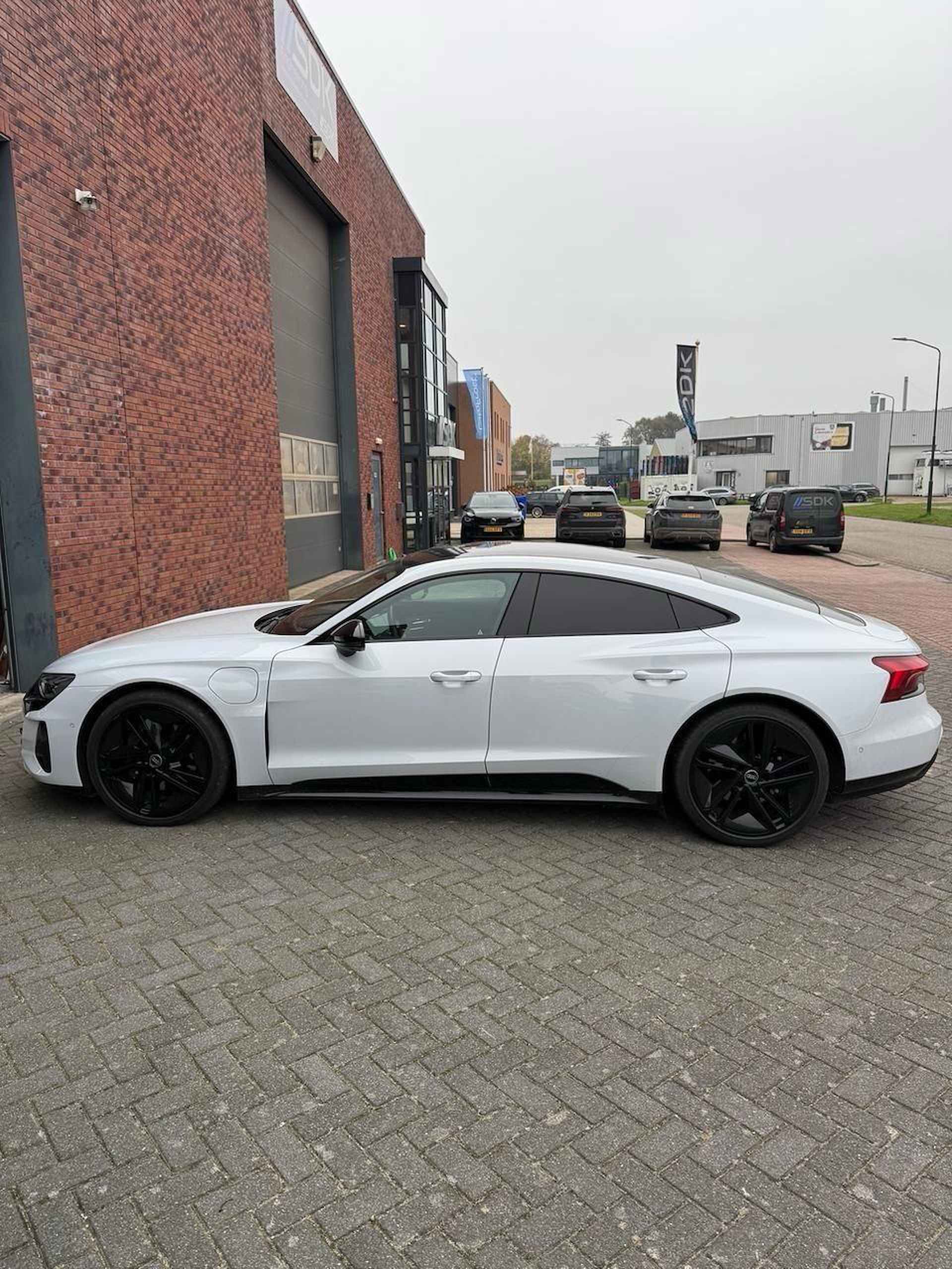 Audi e-tron GT 93 kWh 476 PK | Automaat | Navigatie | 360 Camera | Glazen panoramadak | Bang & Olufsen | Adaptive Air Suspension | Stoelverwarming | Virtual cockpit | LED | Lichtmetalen velgen | Climate Control | Privacy glass | - 3/7