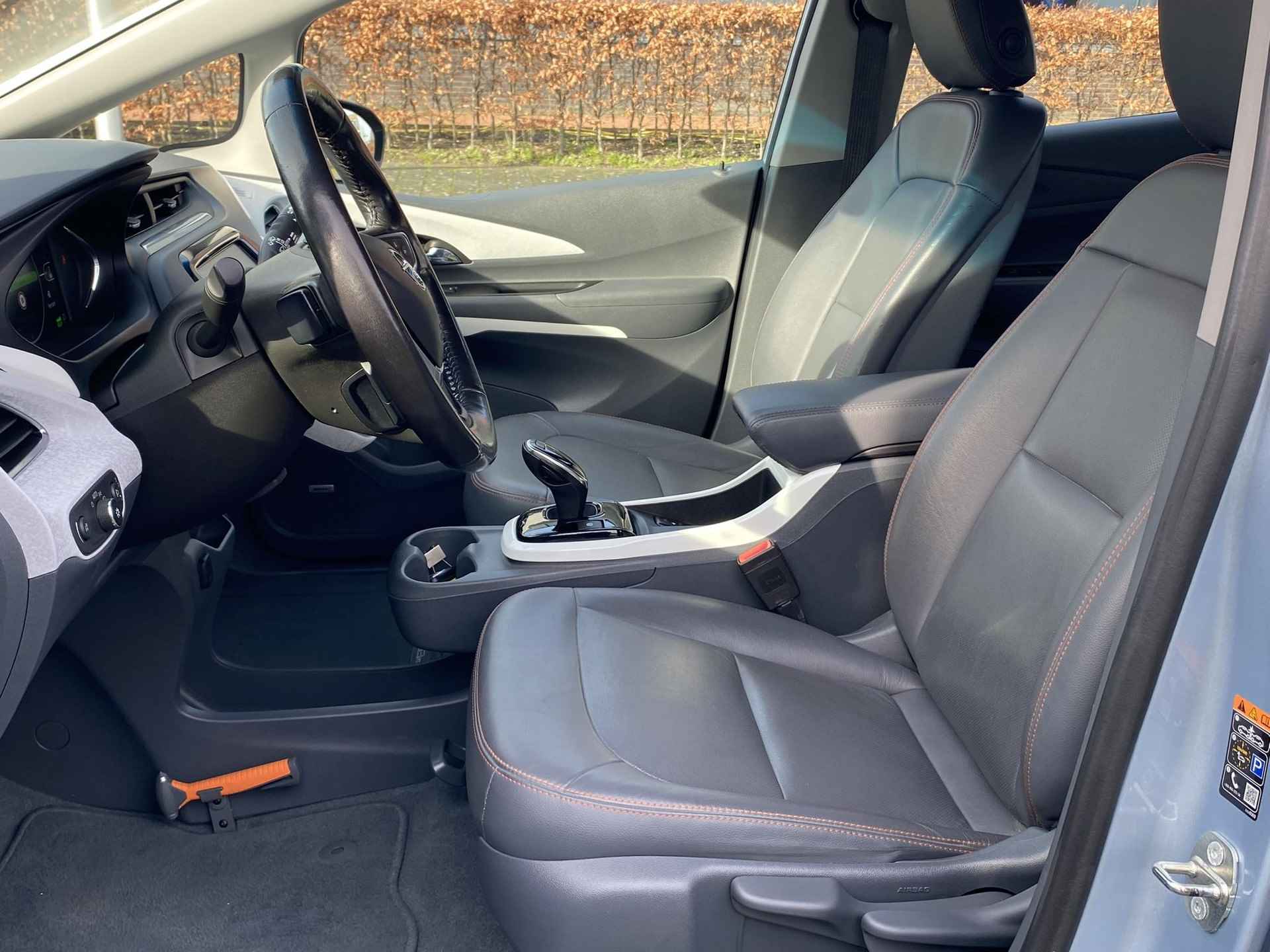 Opel Ampera-E Business Executive 60 kWh HV Accu nieuw eind '22! Zeer compleet met o.a. lederen bekleding, Bose soundsystem, stoel- én achterbankverwarming, camera, nieuwe APK, etc. - 3/38