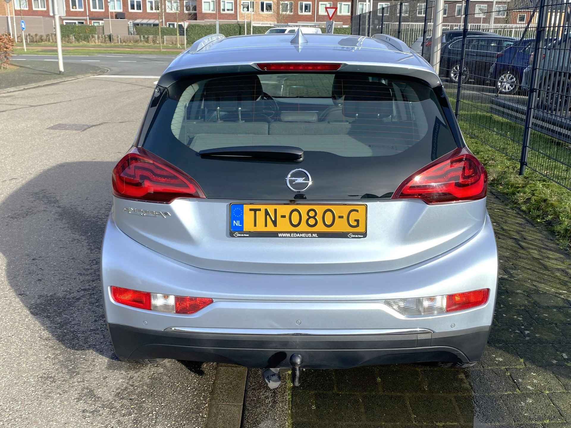 Opel Ampera-E Business Executive 60 kWh HV Accu nieuw eind '22! Zeer compleet met o.a. lederen bekleding, Bose soundsystem, stoel- én achterbankverwarming, camera, nieuwe APK, etc. - 30/38