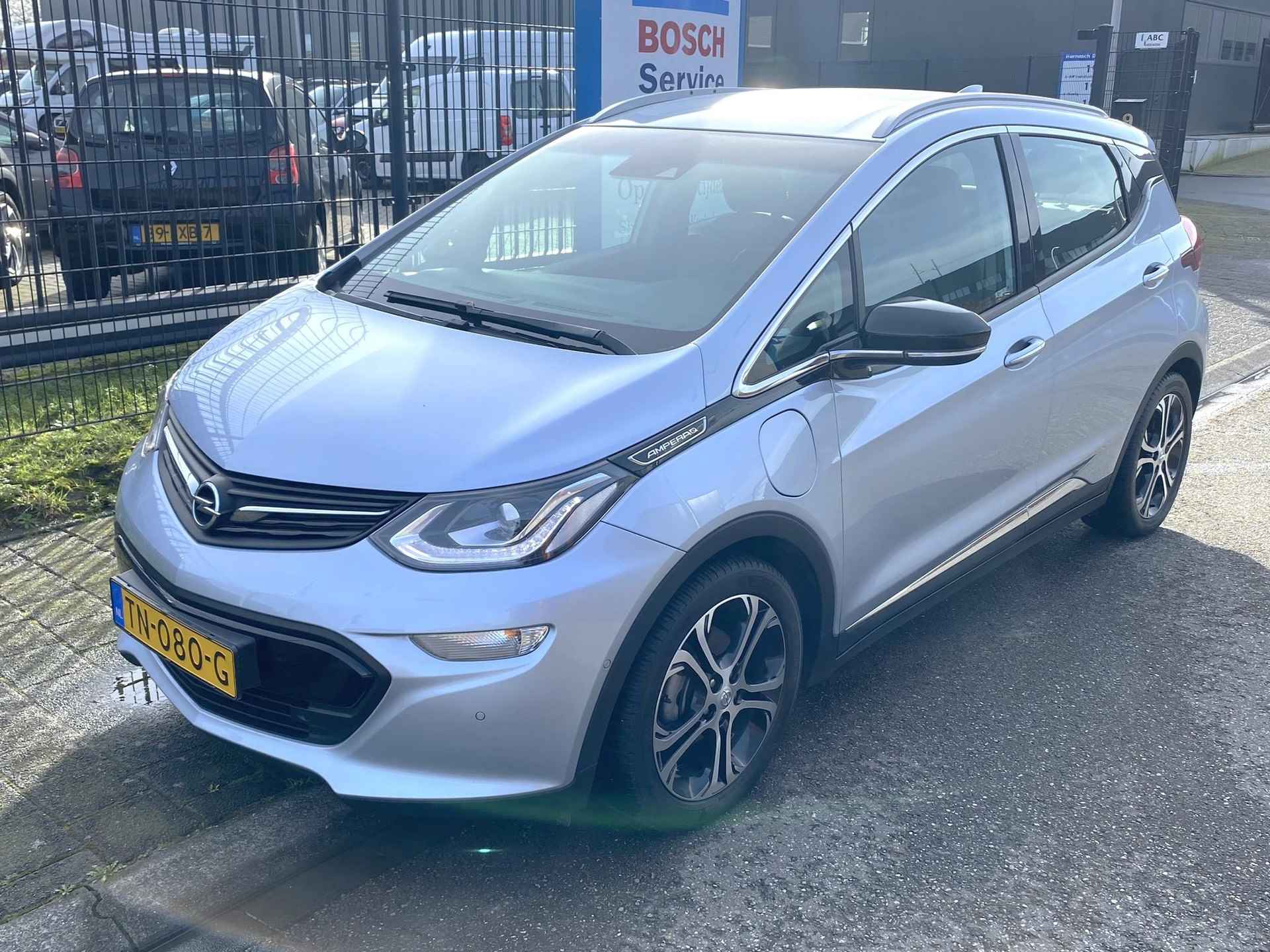 Opel Ampera-E Business Executive 60 kWh HV Accu nieuw eind '22! Zeer compleet met o.a. lederen bekleding, Bose soundsystem, stoel- én achterbankverwarming, camera, nieuwe APK, etc. - 33/38