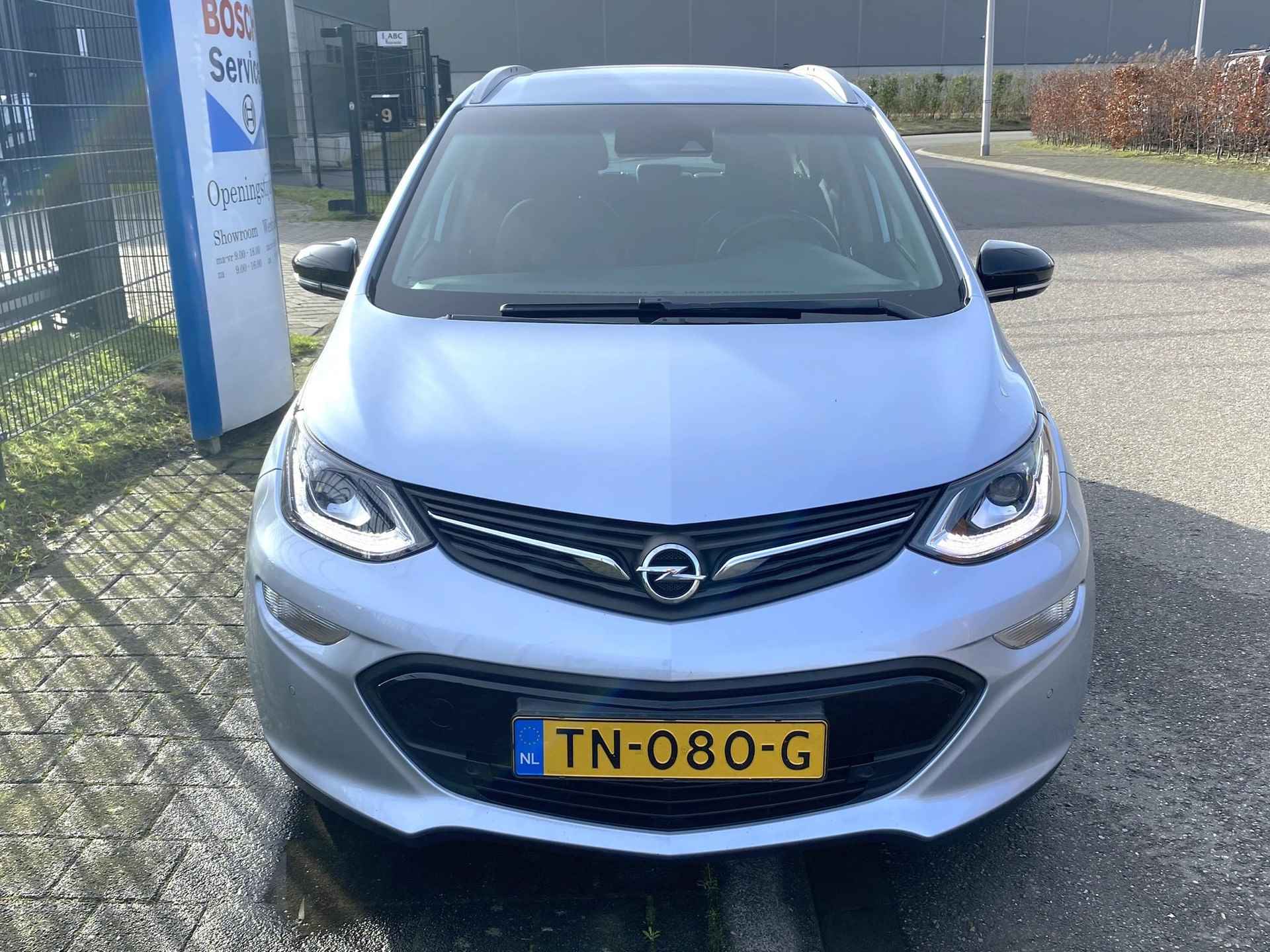 Opel Ampera-E Business Executive 60 kWh HV Accu nieuw eind '22! Zeer compleet met o.a. lederen bekleding, Bose soundsystem, stoel- én achterbankverwarming, camera, nieuwe APK, etc. - 34/38