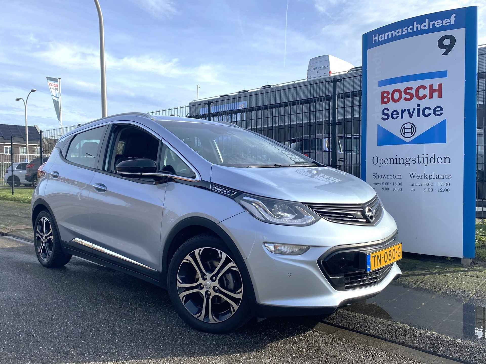 Opel Ampera-E Business Executive 60 kWh HV Accu nieuw eind '22! Zeer compleet met o.a. lederen bekleding, Bose soundsystem, stoel- én achterbankverwarming, camera, nieuwe APK, etc. - 36/38