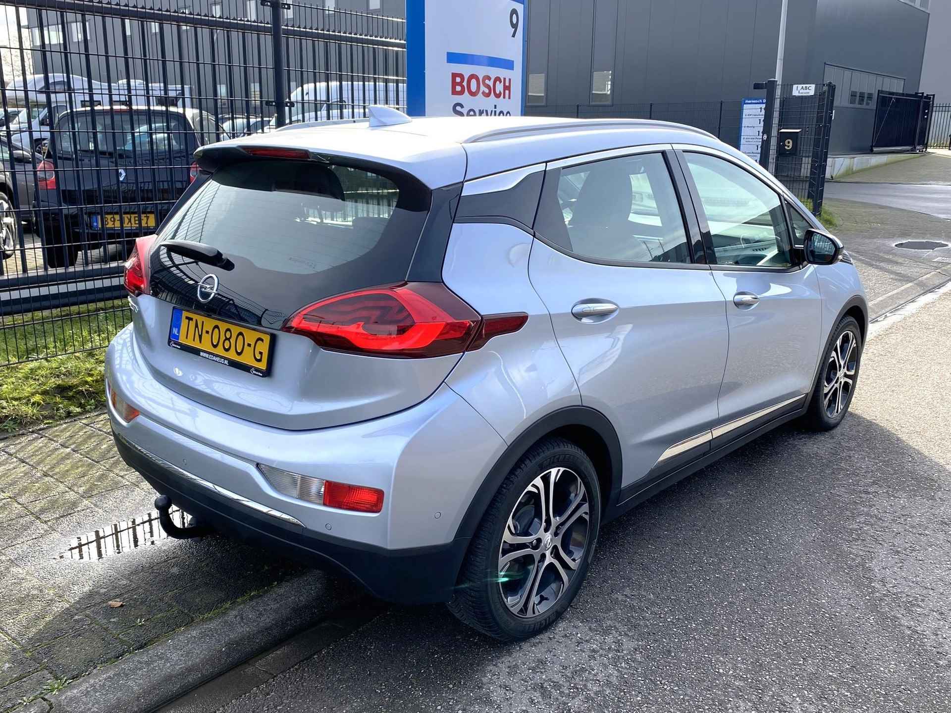 Opel Ampera-E Business Executive 60 kWh HV Accu nieuw eind '22! Zeer compleet met o.a. lederen bekleding, Bose soundsystem, stoel- én achterbankverwarming, camera, nieuwe APK, etc. - 11/38