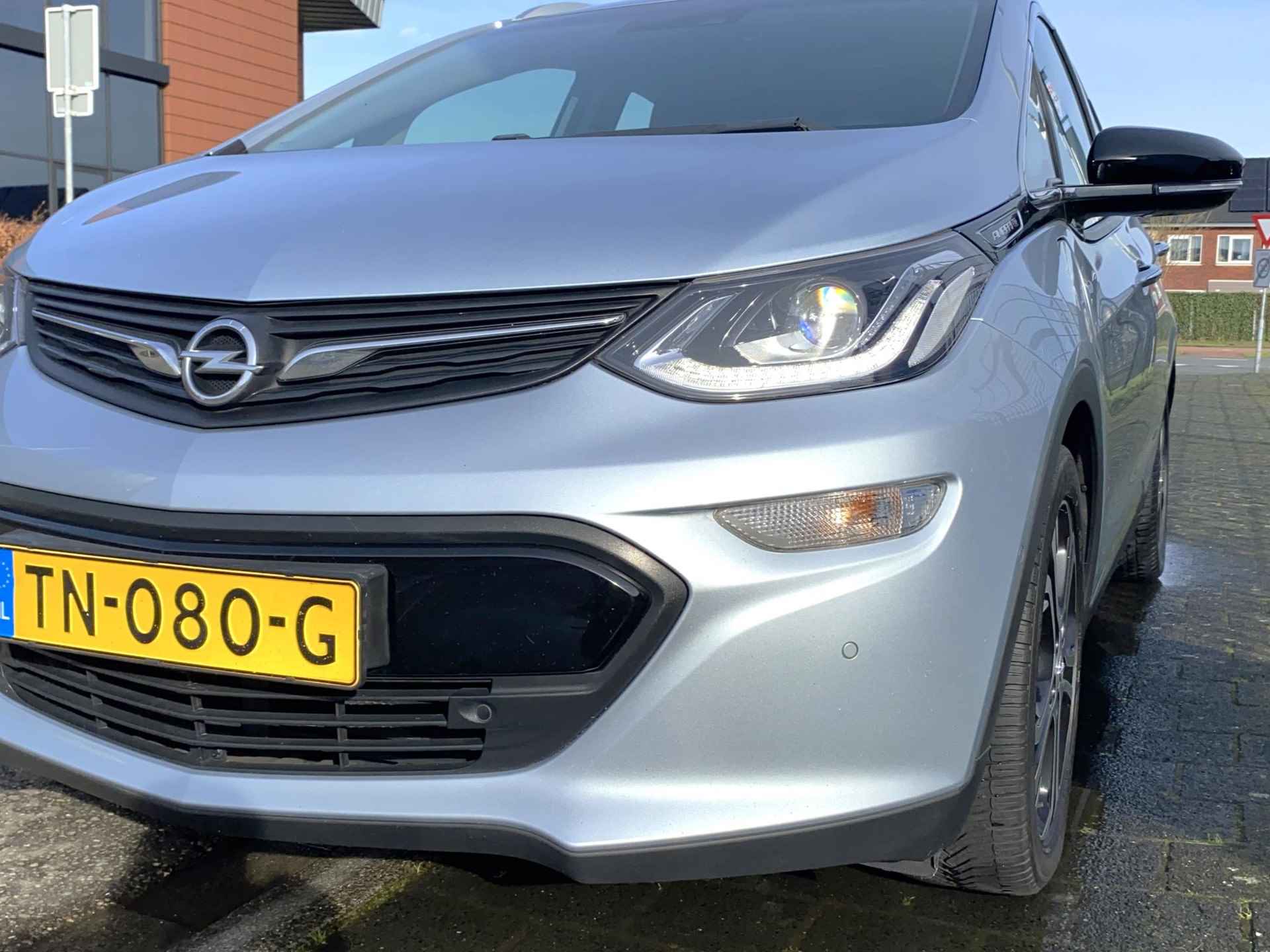 Opel Ampera-E Business Executive 60 kWh HV Accu nieuw eind '22! Zeer compleet met o.a. lederen bekleding, Bose soundsystem, stoel- én achterbankverwarming, camera, nieuwe APK, etc. - 19/38