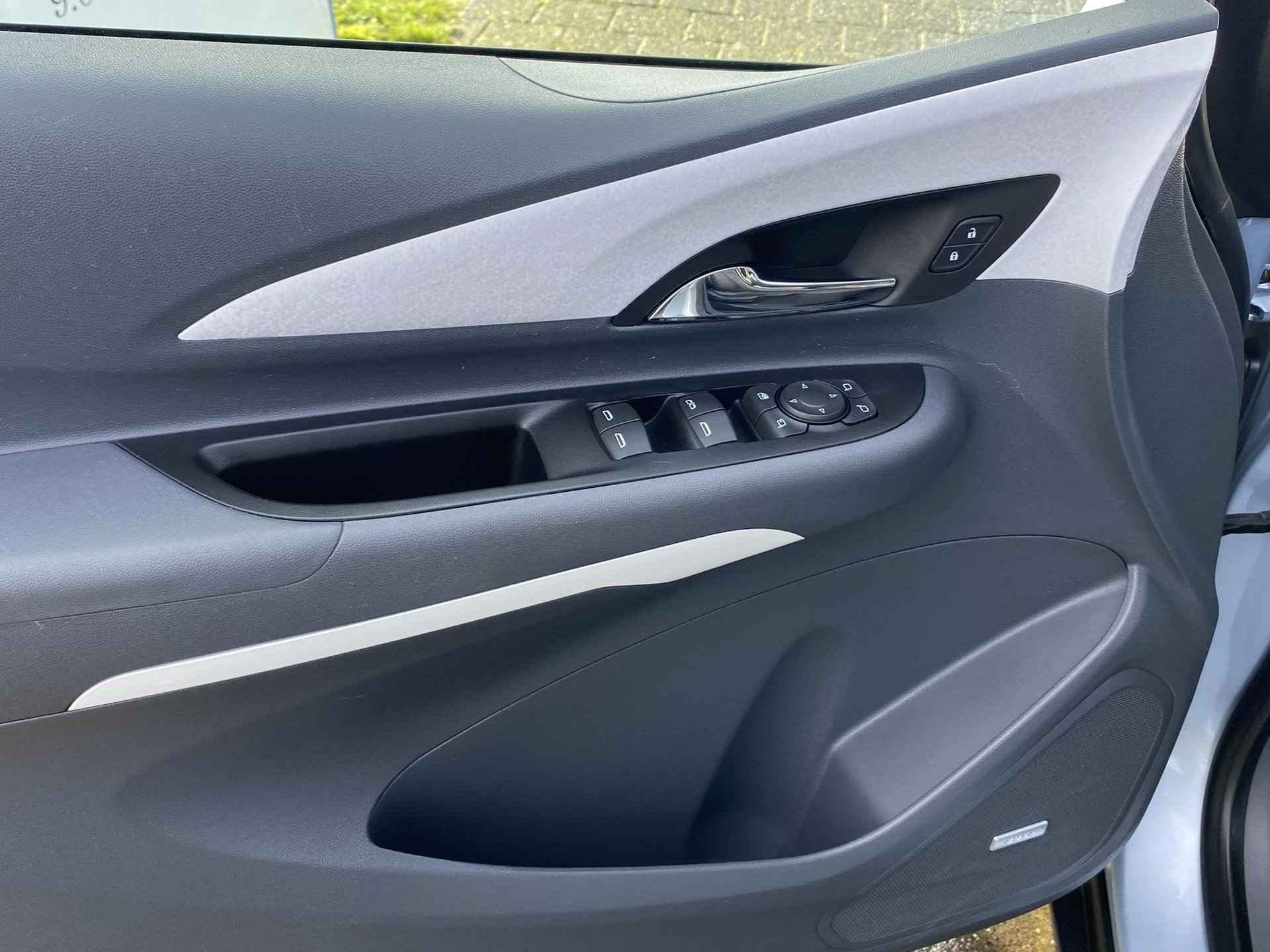 Opel Ampera-E Business Executive 60 kWh HV Accu nieuw eind '22! Zeer compleet met o.a. lederen bekleding, Bose soundsystem, stoel- én achterbankverwarming, camera, nieuwe APK, etc. - 20/38