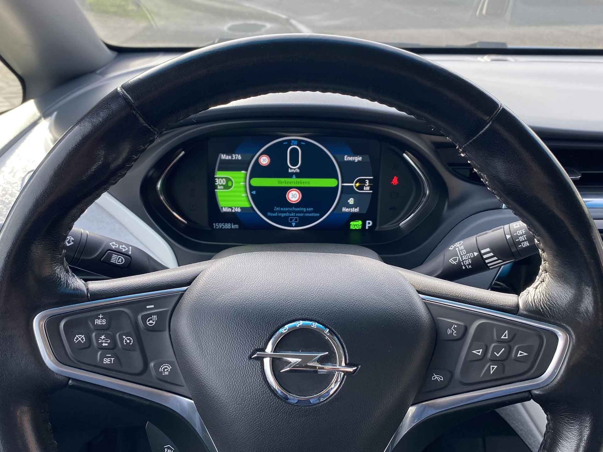 Opel Ampera-E Business Executive 60 kWh HV Accu nieuw eind '22! Zeer compleet met o.a. lederen bekleding, Bose soundsystem, stoel- én achterbankverwarming, camera, nieuwe APK, etc. - 22/38