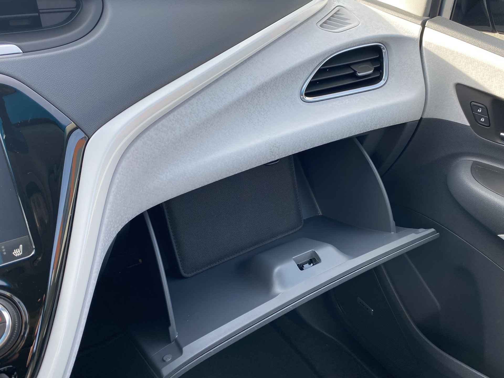 Opel Ampera-E Business Executive 60 kWh HV Accu nieuw eind '22! Zeer compleet met o.a. lederen bekleding, Bose soundsystem, stoel- én achterbankverwarming, camera, nieuwe APK, etc. - 28/38