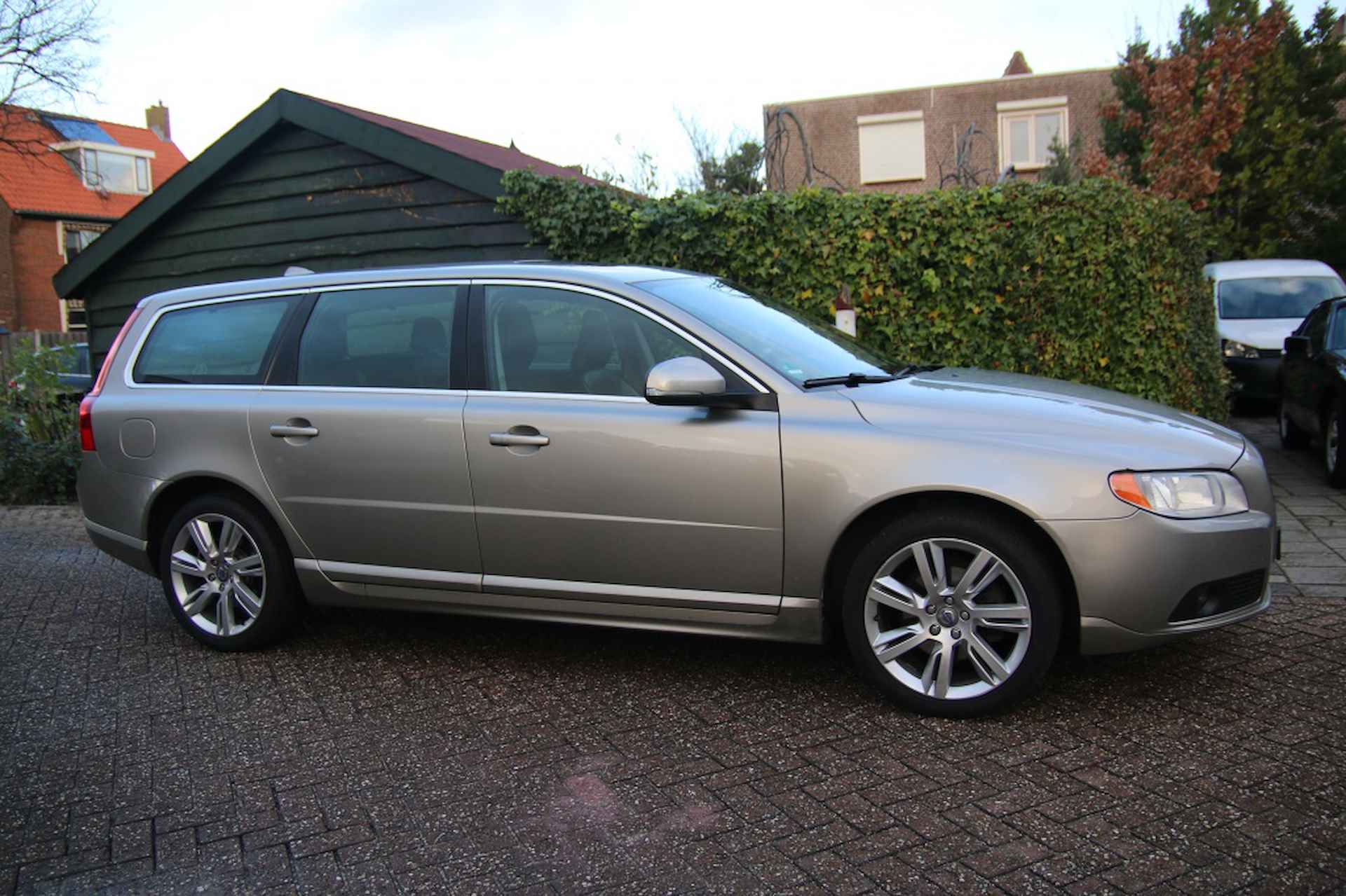 Volvo V70 2.0 T5 Kinetic | Leer | Trekhaak | Airco - 2/27