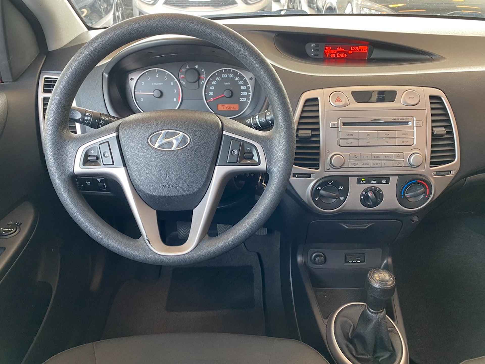 Hyundai i20 1.2i DynamicVersion,5 Zits,Airco,Elektrischpakket,Aux Ipod Usb Aansluiting,15 Inch Lmv - 10/25