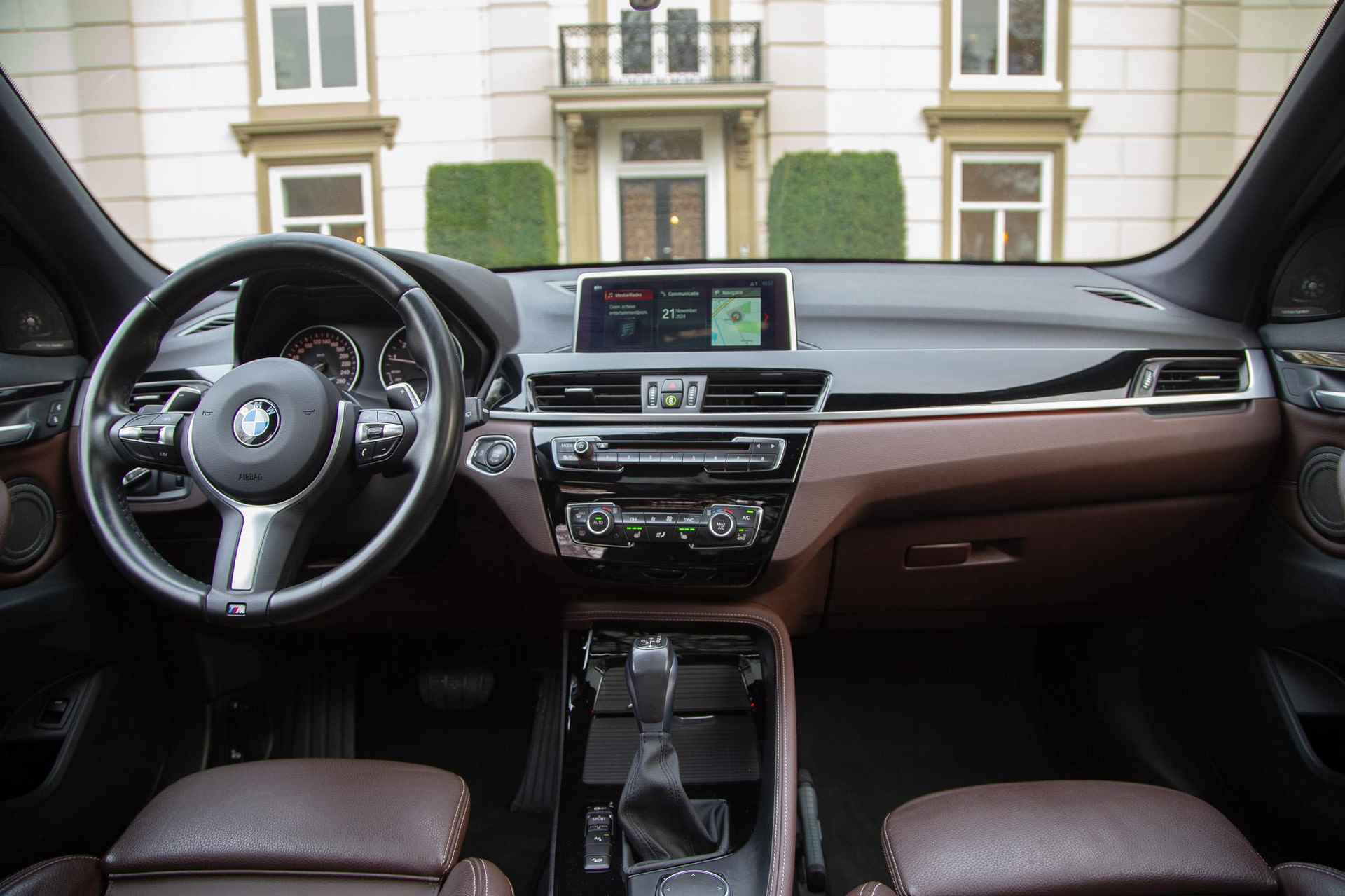 BMW X1 xDrive20i High Executive Pano | H&K | Camera | HUD | Memorystoelen - 3/58