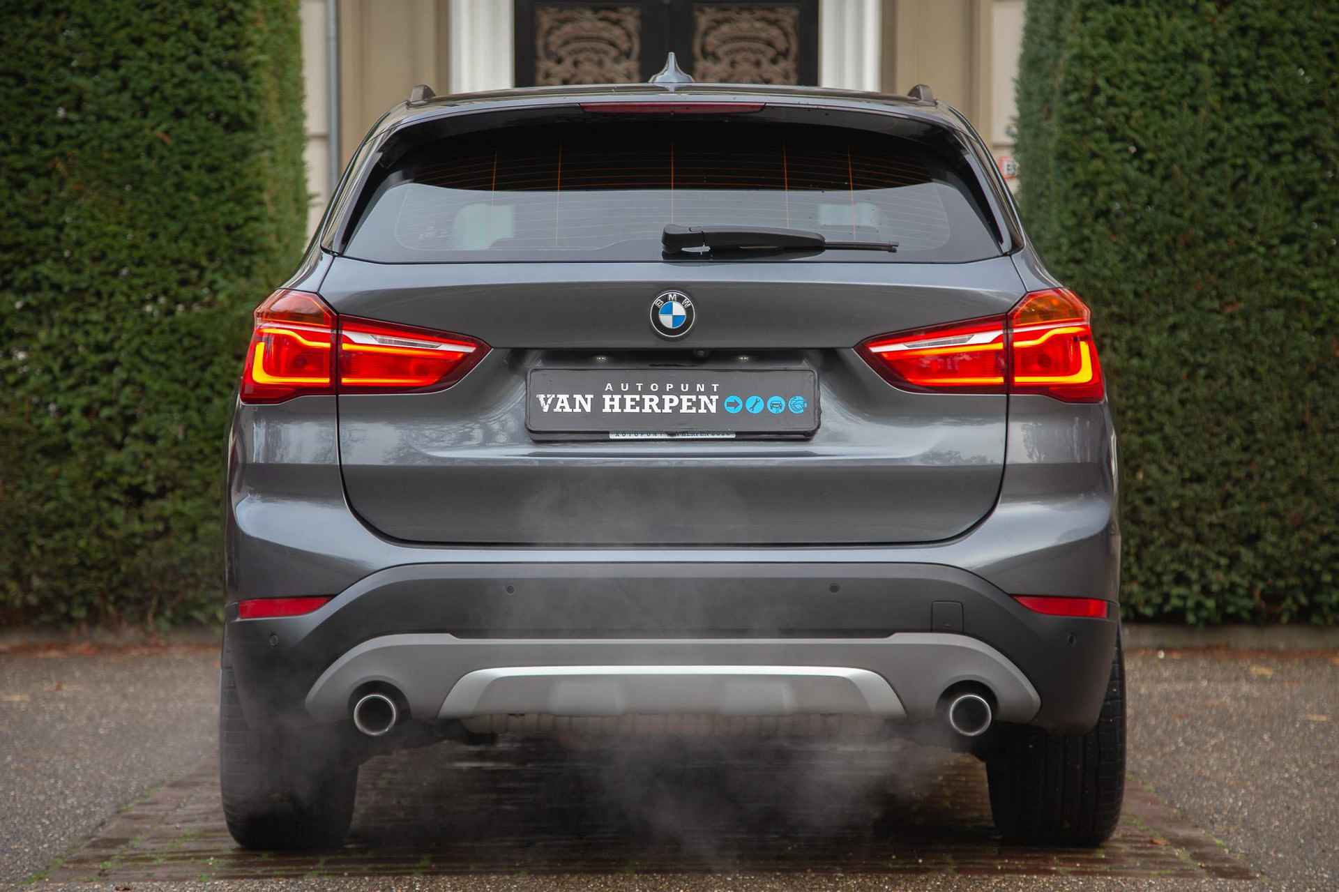 BMW X1 xDrive20i High Executive Pano | H&K | Camera | HUD | Memorystoelen - 4/58