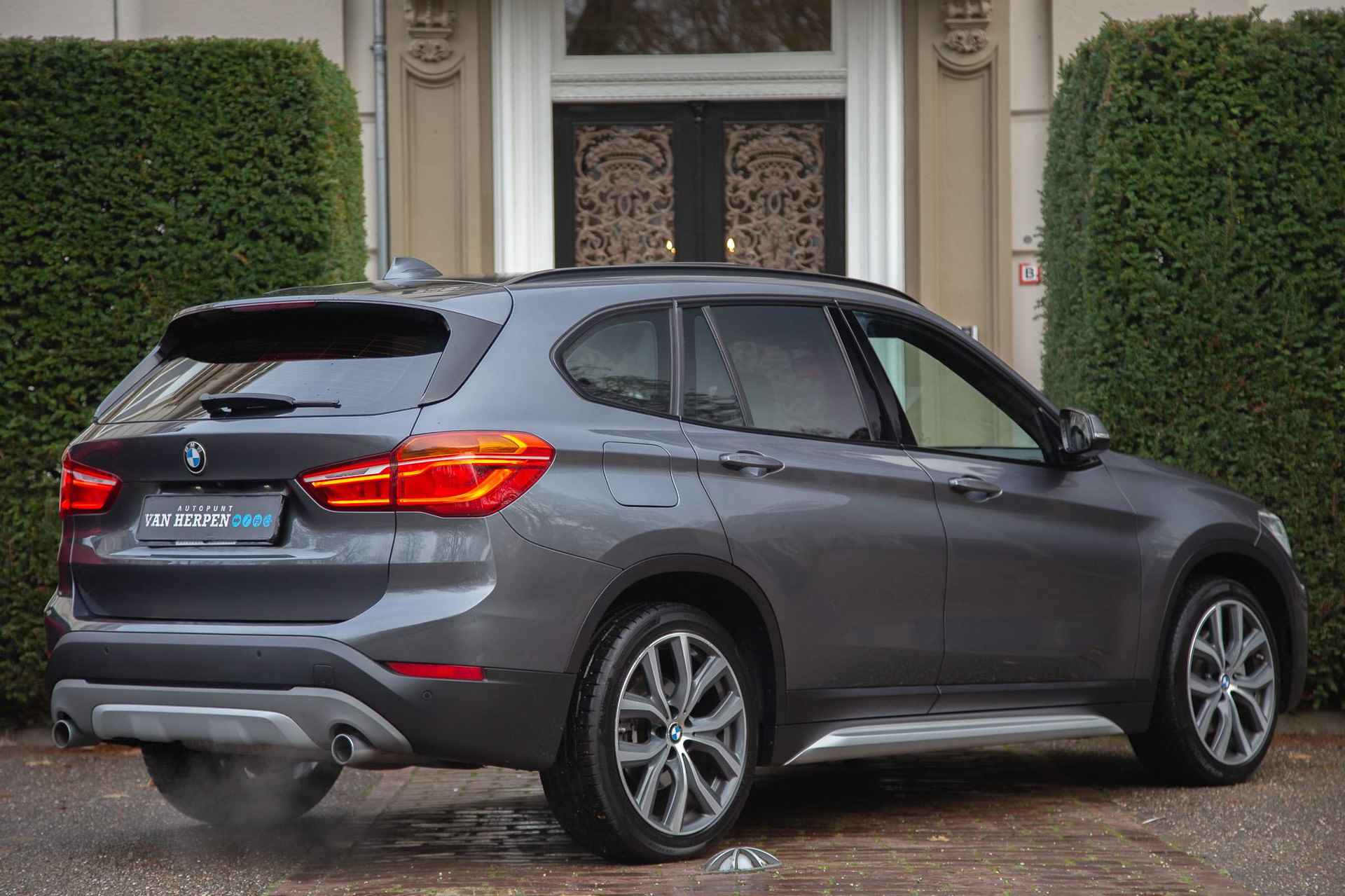 BMW X1 xDrive20i High Executive Pano | H&K | Camera | HUD | Memorystoelen - 5/58