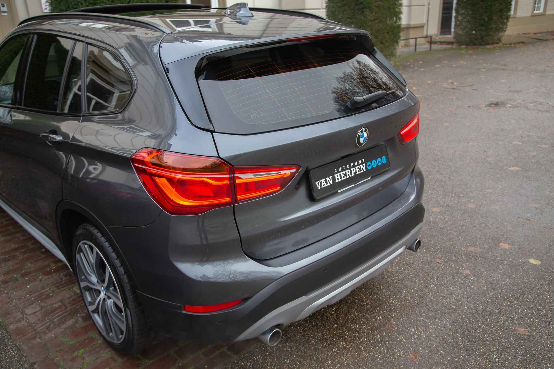 BMW X1 xDrive20i High Executive Pano | H&K | Camera | HUD | Memorystoelen - 14/58