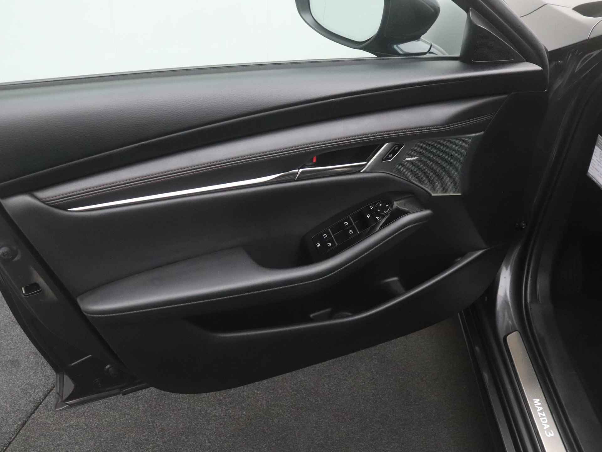 Mazda 3 2.0 SkyActiv-X Luxury i-Activesense automaat met vaste trekhaak : dealer onderhouden - 12/49