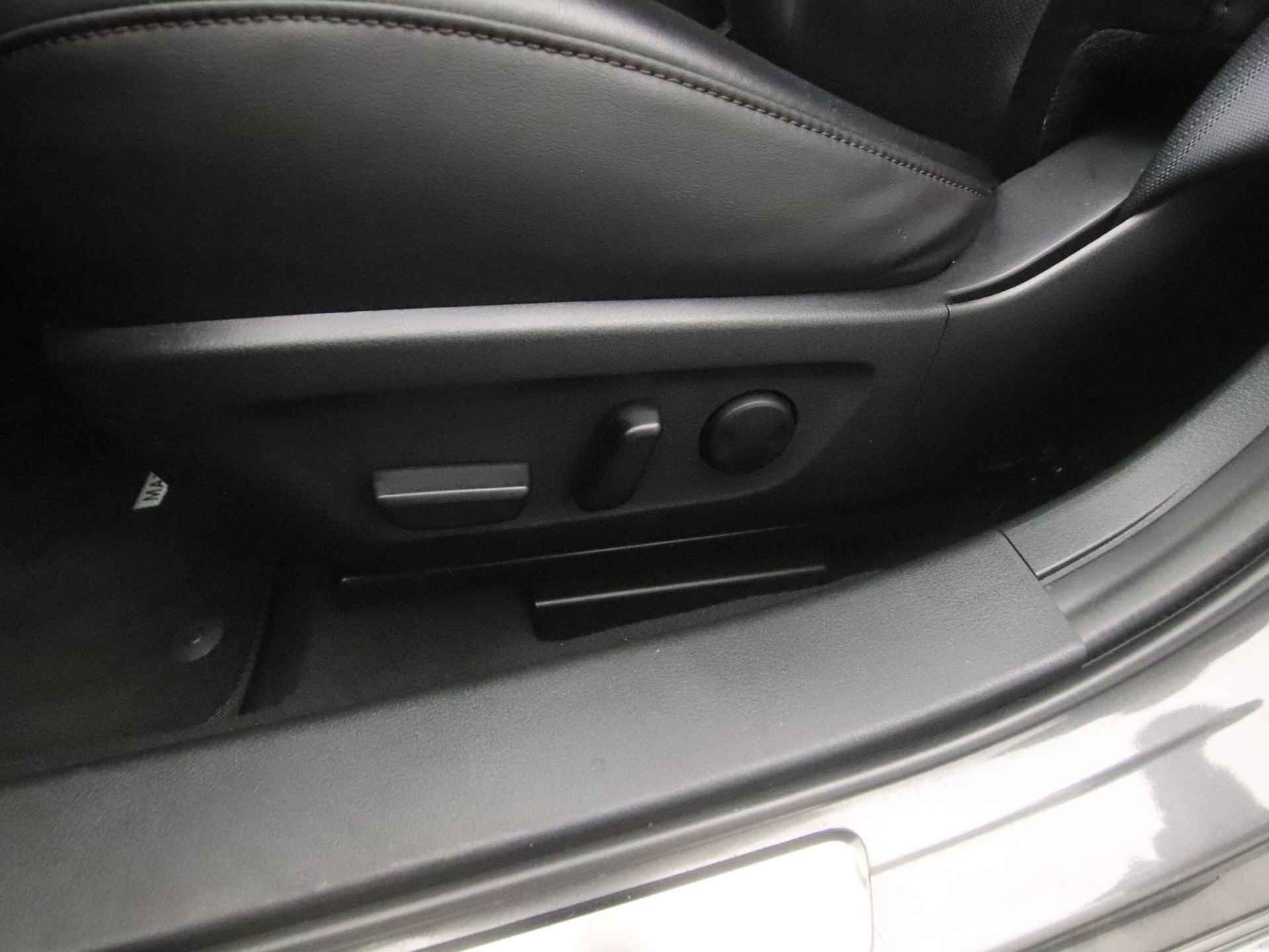 Mazda 3 2.0 SkyActiv-X Luxury i-Activesense automaat met vaste trekhaak : dealer onderhouden - 13/49