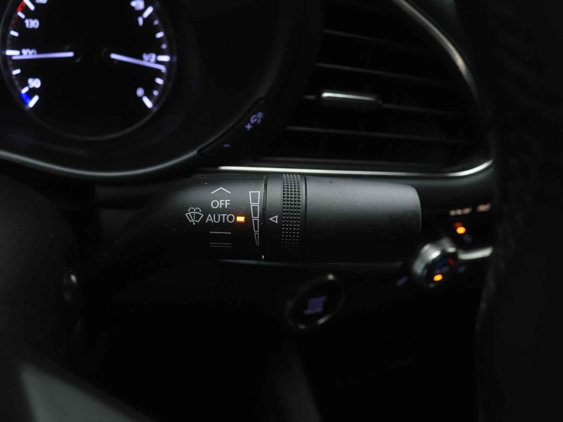 Mazda 3 2.0 SkyActiv-X Luxury i-Activesense automaat met vaste trekhaak : dealer onderhouden - 28/49