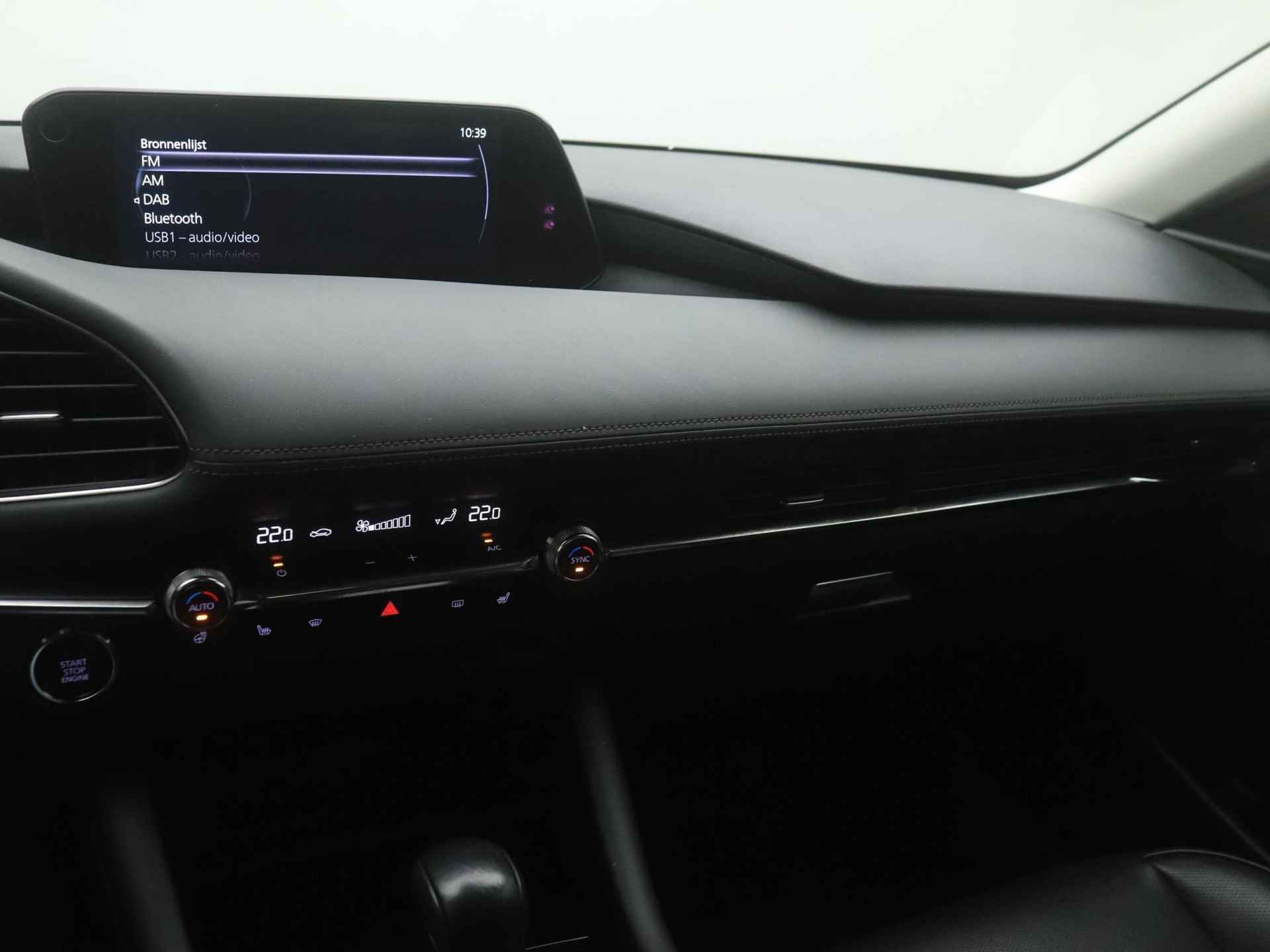 Mazda 3 2.0 SkyActiv-X Luxury i-Activesense automaat met vaste trekhaak : dealer onderhouden - 31/49