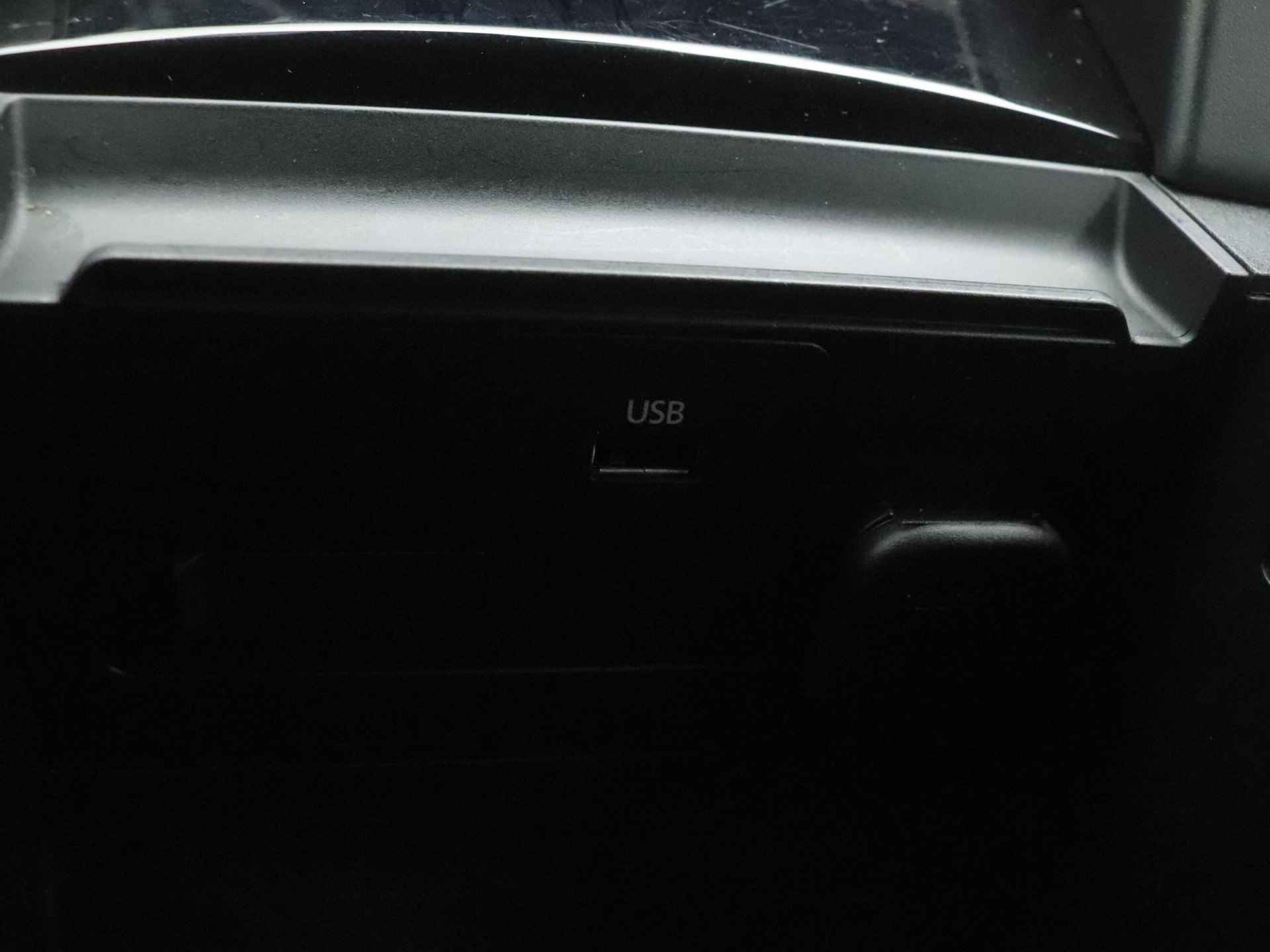 Mazda 3 2.0 SkyActiv-X Luxury i-Activesense automaat met vaste trekhaak : dealer onderhouden - 37/49
