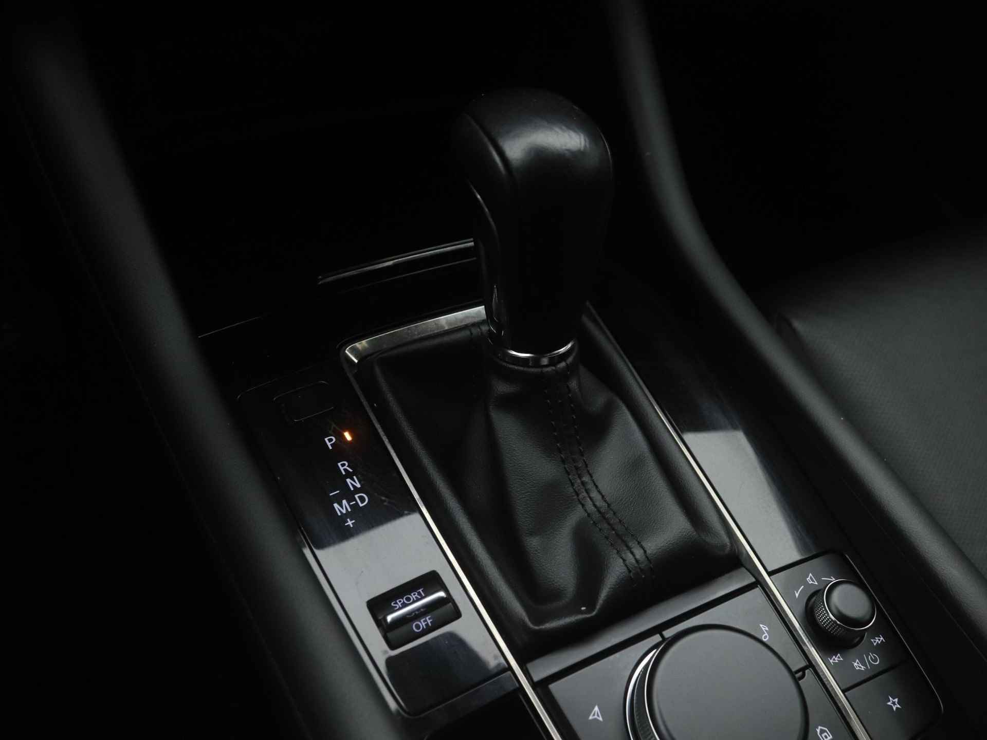 Mazda 3 2.0 SkyActiv-X Luxury i-Activesense automaat met vaste trekhaak : dealer onderhouden - 38/49