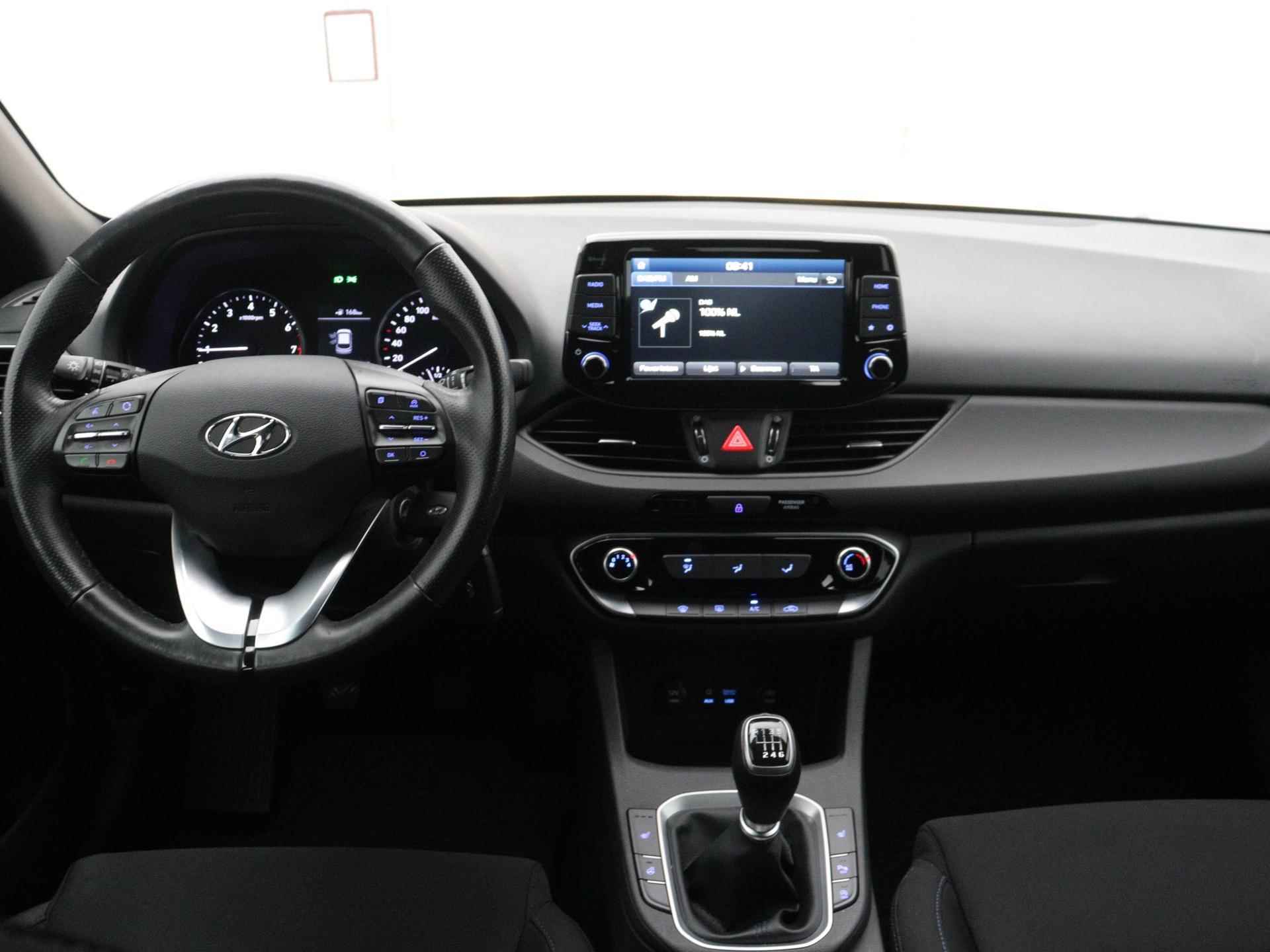 Hyundai i30 1.4 T-GDI Comfort | ACHTERUITRIJCAMERA | APPLE CARPLAY - ANDROID AUTO | STUUR + STOELVERWARMING | NAVIGATIE | CRUISE CONTROL | LANE ASSIST | PARKEERSENSOREN | AIRCO | AFNEEMBARE TREKHAAK | - 6/18