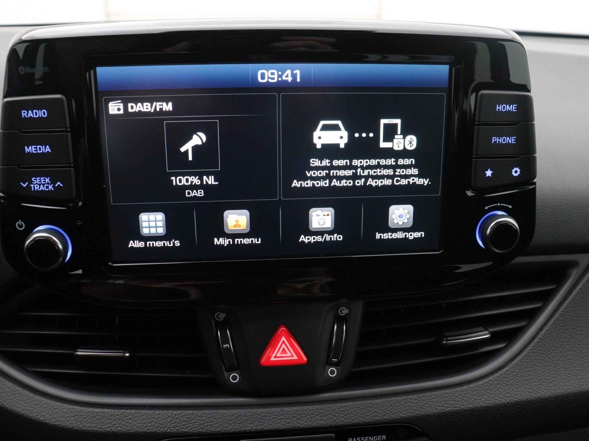 Hyundai i30 1.4 T-GDI Comfort | ACHTERUITRIJCAMERA | APPLE CARPLAY - ANDROID AUTO | STUUR + STOELVERWARMING | NAVIGATIE | CRUISE CONTROL | LANE ASSIST | PARKEERSENSOREN | AIRCO | AFNEEMBARE TREKHAAK | - 8/18