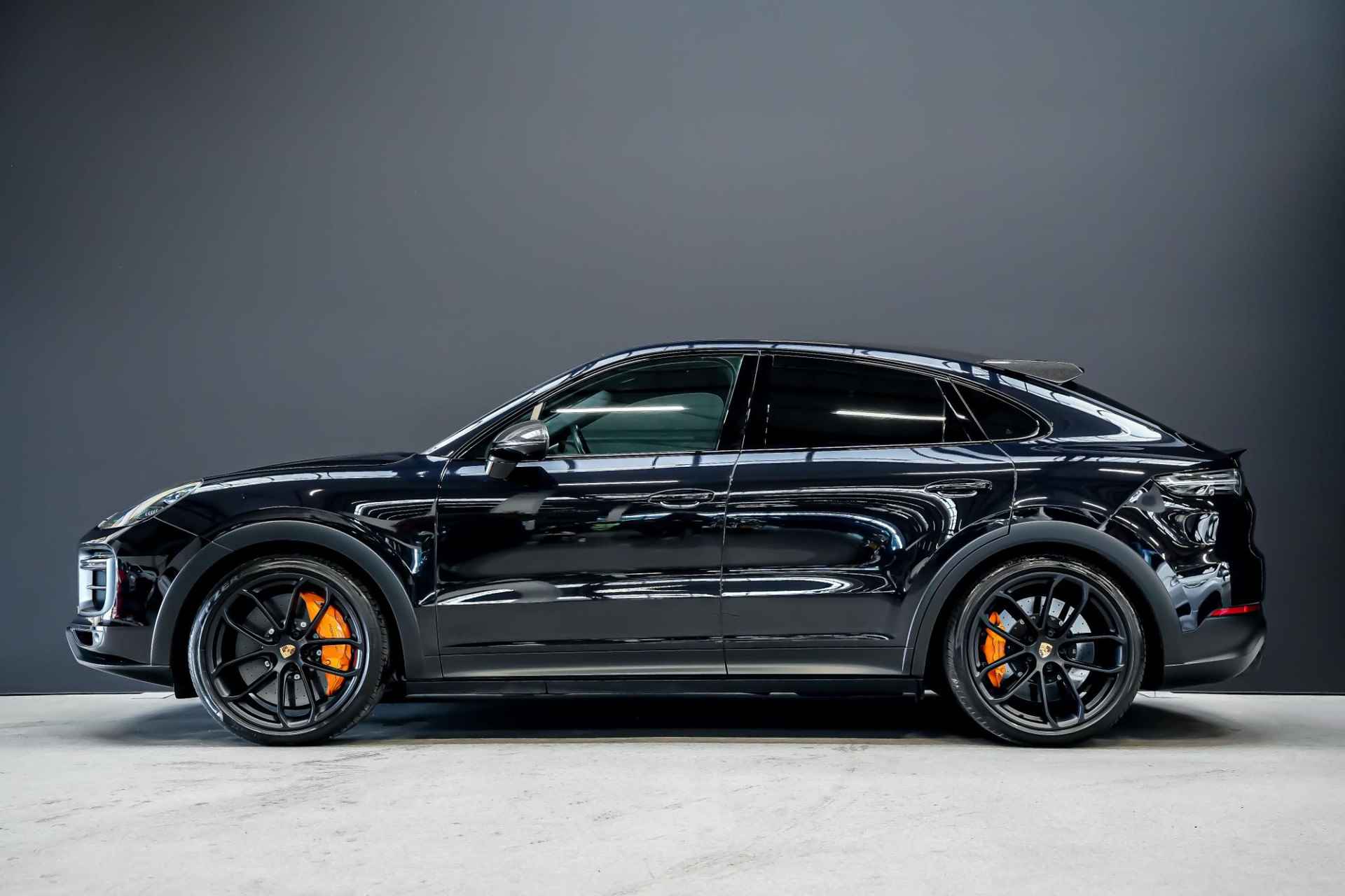 Porsche Cayenne Coupé 4.0 640pk Turbo GT |carbon exterieurpakket|oranje remklauwen en oranje stiksels|softclose|meesturende achteras|keramisch|carbon dak|zwarte pdls koplampen|stoelventilatie|blind spot|sport chrono| - 6/50