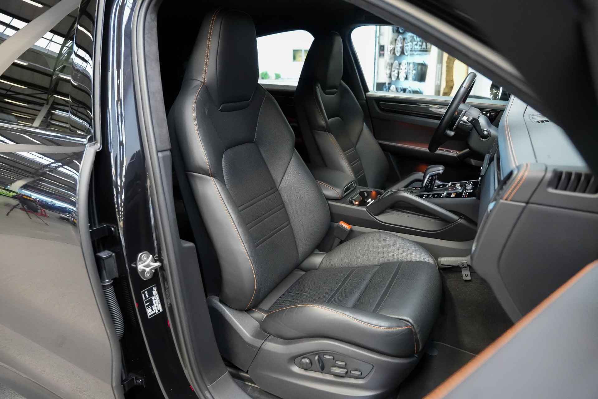 Porsche Cayenne Coupé 4.0 640pk Turbo GT |carbon exterieurpakket|oranje remklauwen en oranje stiksels|softclose|meesturende achteras|keramisch|carbon dak|zwarte pdls koplampen|stoelventilatie|blind spot|sport chrono| - 18/50