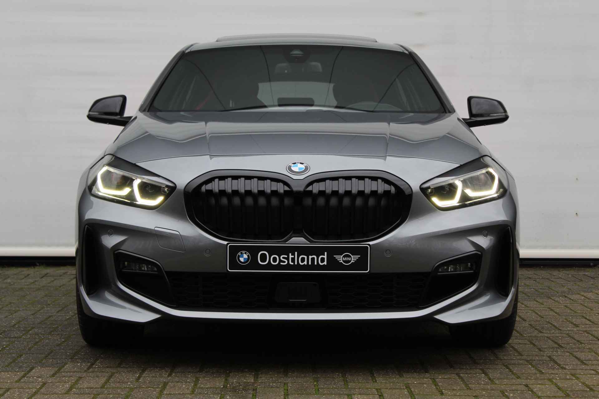 BMW 1-serie 120i High Executive M Sport Automaat / Panoramadak / Trekhaak / 	Adaptieve LED / Active Cruise Control / M Sportstoelen / M Sportonderstel / Comfort Access - 7/35