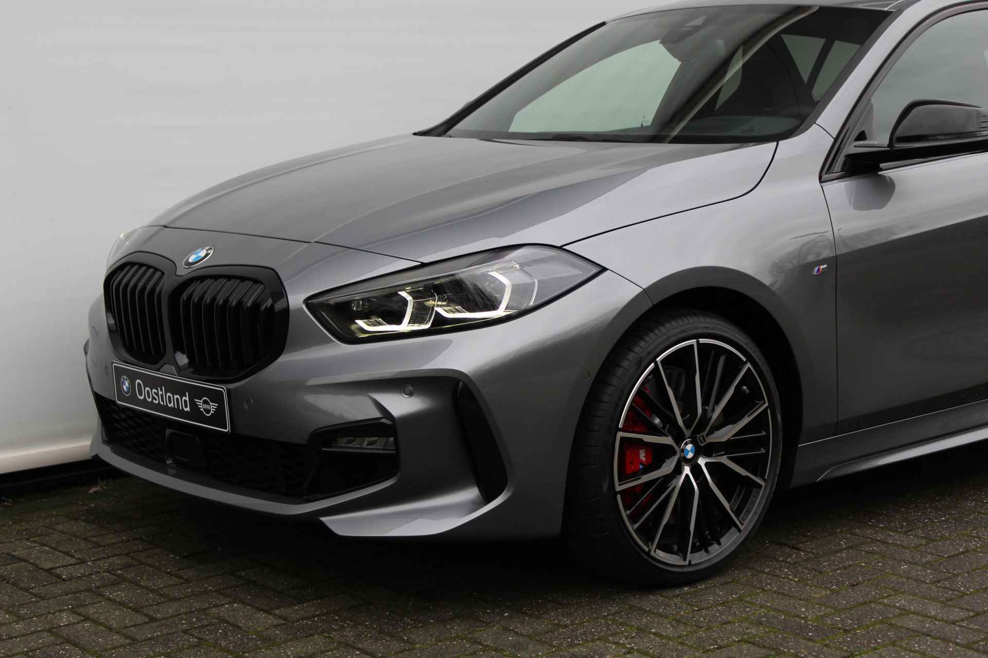 BMW 1-serie 120i High Executive M Sport Automaat / Panoramadak / Trekhaak / 	Adaptieve LED / Active Cruise Control / M Sportstoelen / M Sportonderstel / Comfort Access - 27/35