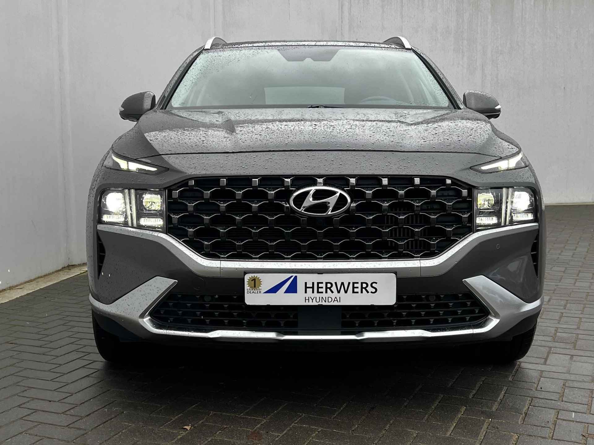 Hyundai Santa Fe 1.6 T-GDI PHEV 4WD Premium Sky 7p. / Zeven persoons / Panoramadak / Trekgewicht 1.350 kg / Trekhaak afneembaar / Leder / HUD / Elektrische klep / Zeer compleet / - 59/63