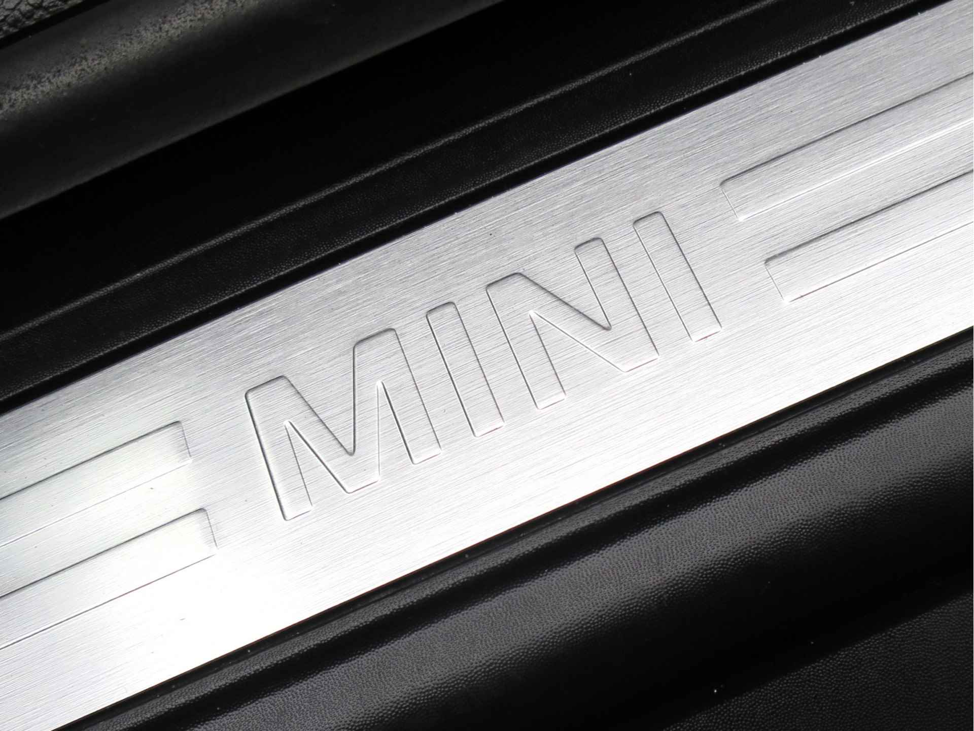 MINI Cooper 1.5 Salt F56 LCI met dig. teller, XL-navi, Apple CarPlay, DAB en 15" - 40/43