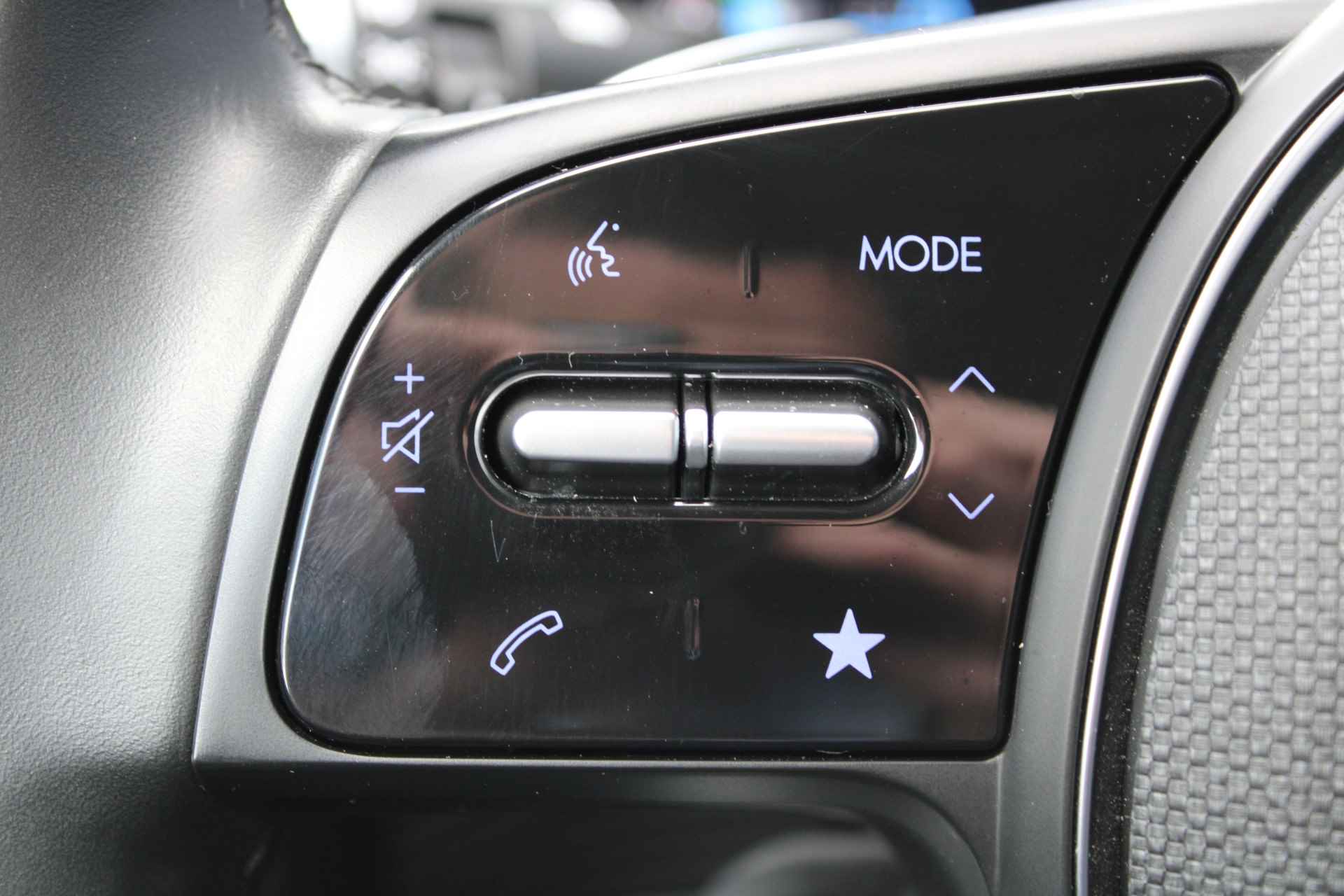 Hyundai IONIQ 5 73 kWh 218pk Style Automaat | Climate | Camera | Keyless | Full Led | Navigatie | 19" Lichtmetaal | Adaptieve Cruisecontrol - 19/29