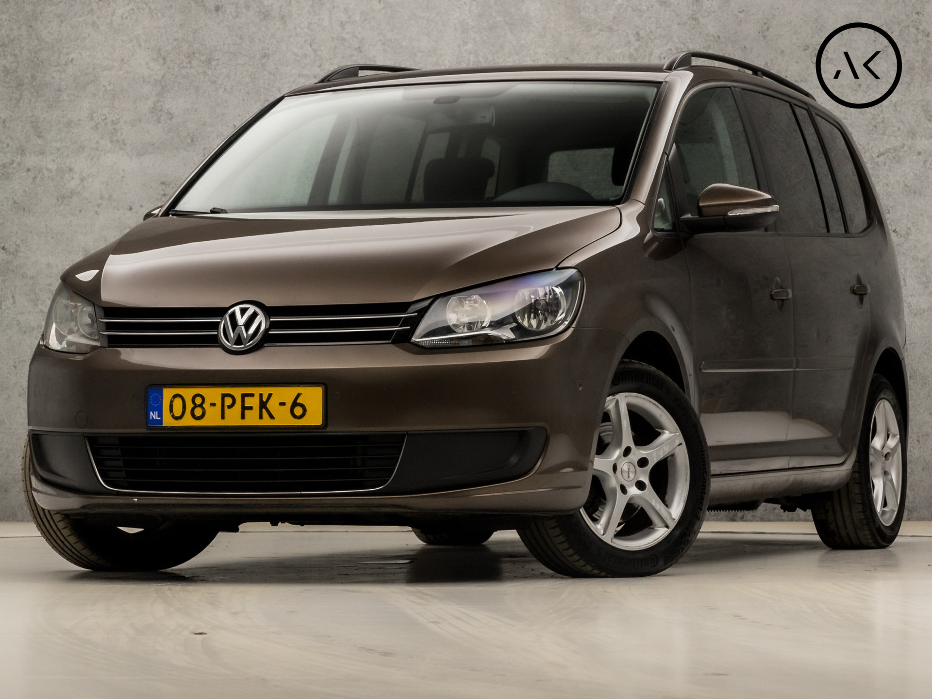 Volkswagen Touran 1.4 TSI Comfortline 141Pk Automaat (PANORAMADAK, NAVIGATIE, NAP, BLUETOOTH, CRUISE, CLIMATE, ELEK PAKKET, GETINT GLAS, ARMSTEUN, SPORTSTOELEN, LM VELGEN, PARKEERSENSOREN, TREKHAAK, NIEUWE APK, NIEUWSTAAT)