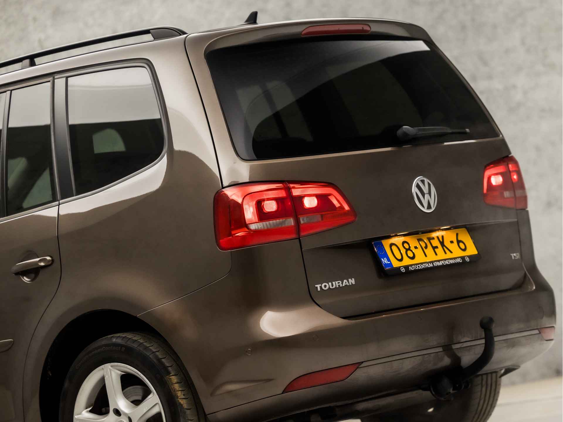 Volkswagen Touran 1.4 TSI Comfortline 141Pk Automaat (PANORAMADAK, NAVIGATIE, NAP, BLUETOOTH, CRUISE, CLIMATE, ELEK PAKKET, GETINT GLAS, ARMSTEUN, SPORTSTOELEN, LM VELGEN, PARKEERSENSOREN, TREKHAAK, NIEUWE APK, NIEUWSTAAT) - 11/29