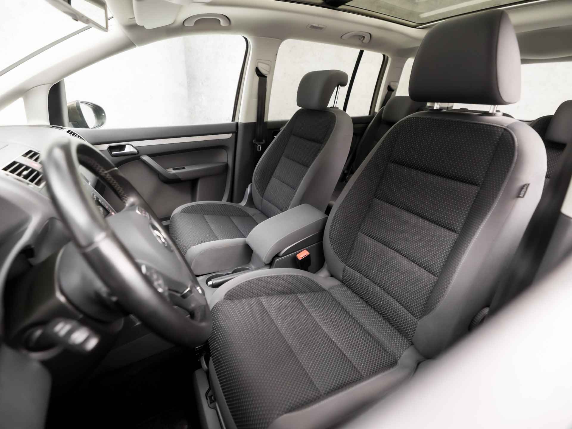 Volkswagen Touran 1.4 TSI Comfortline 141Pk Automaat (PANORAMADAK, NAVIGATIE, NAP, BLUETOOTH, CRUISE, CLIMATE, ELEK PAKKET, GETINT GLAS, ARMSTEUN, SPORTSTOELEN, LM VELGEN, PARKEERSENSOREN, TREKHAAK, NIEUWE APK, NIEUWSTAAT) - 13/29