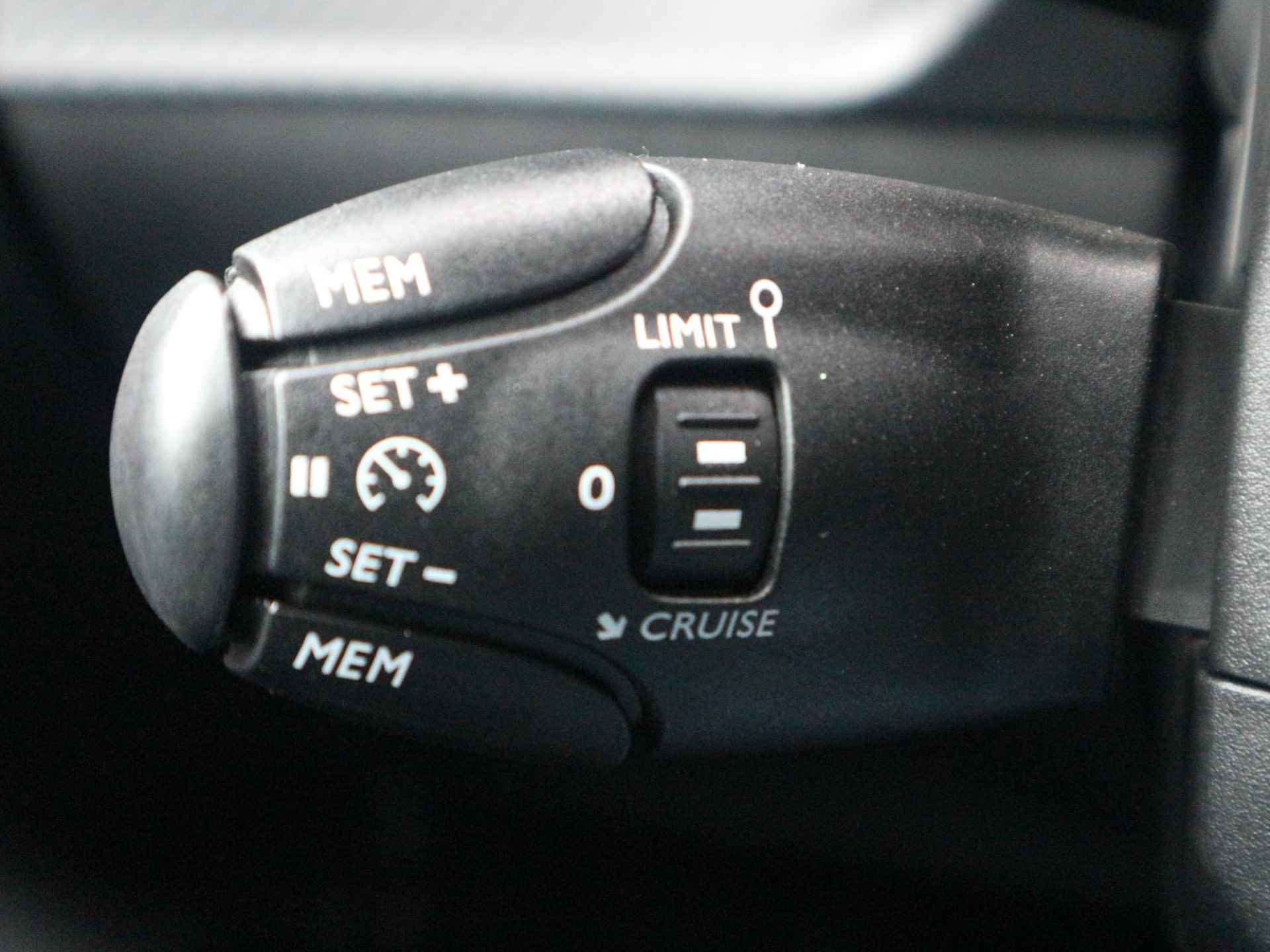 Peugeot 208 1.2 100pk GT Pack Cruise Control | Apple Carplay | Navigatie | Achteruitrijcamera - 27/42