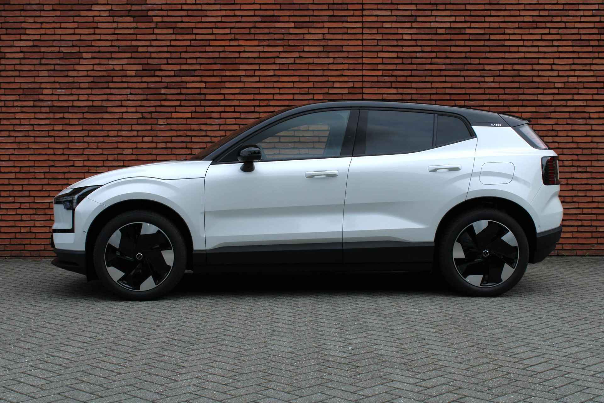 Volvo EX30 Single Motor Extended Range Plus 69 kWh | Direct Beschikbaar | Adaptieve Cruise Control | Pilot Assist | Harman/Kardon Audiosysteem | Getint Glas | Parkeersensoren voor en achter | Parkeercamera achter | 19" Lichtmetalen velgen | - 9/33