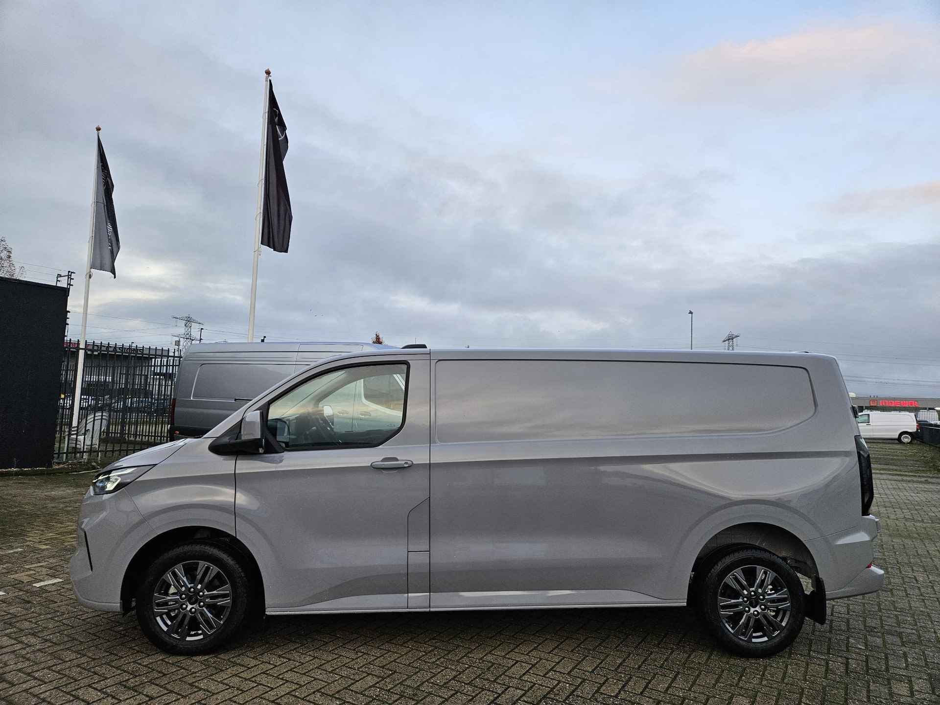 Ford Transit Custom 320 2.0 TDCI L2H1 Limited Grey Matter | interieurbekleding | Handmatige regeneratie roetfilter | Trekhaakvoorbereiding | Centrale dubbele vergrendeling | Volwaardig reservewiel | 17 inch lichtmetalen velgen (Carbonised Grey)| Driver Assistance Pack Premium | Verwarmbaar stuurwiel | AGM accu | Draadloos opladen | Programmeerbare interface module - 3/21