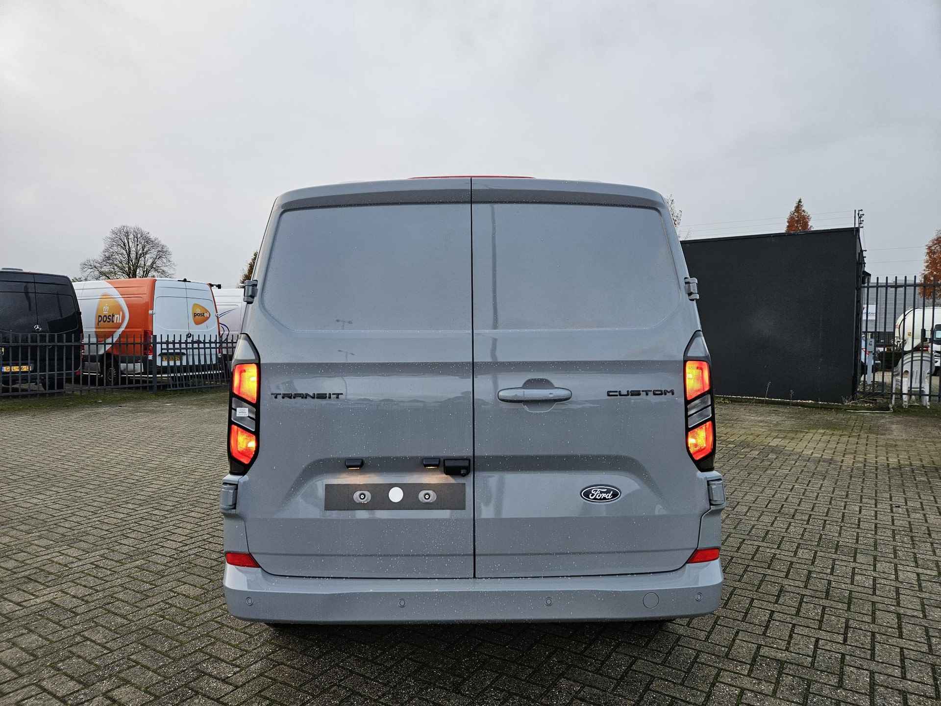 Ford Transit Custom 320 2.0 TDCI L2H1 Limited Grey Matter | interieurbekleding | Handmatige regeneratie roetfilter | Trekhaakvoorbereiding | Centrale dubbele vergrendeling | Volwaardig reservewiel | 17 inch lichtmetalen velgen (Carbonised Grey)| Driver Assistance Pack Premium | Verwarmbaar stuurwiel | AGM accu | Draadloos opladen | Programmeerbare interface module - 4/21