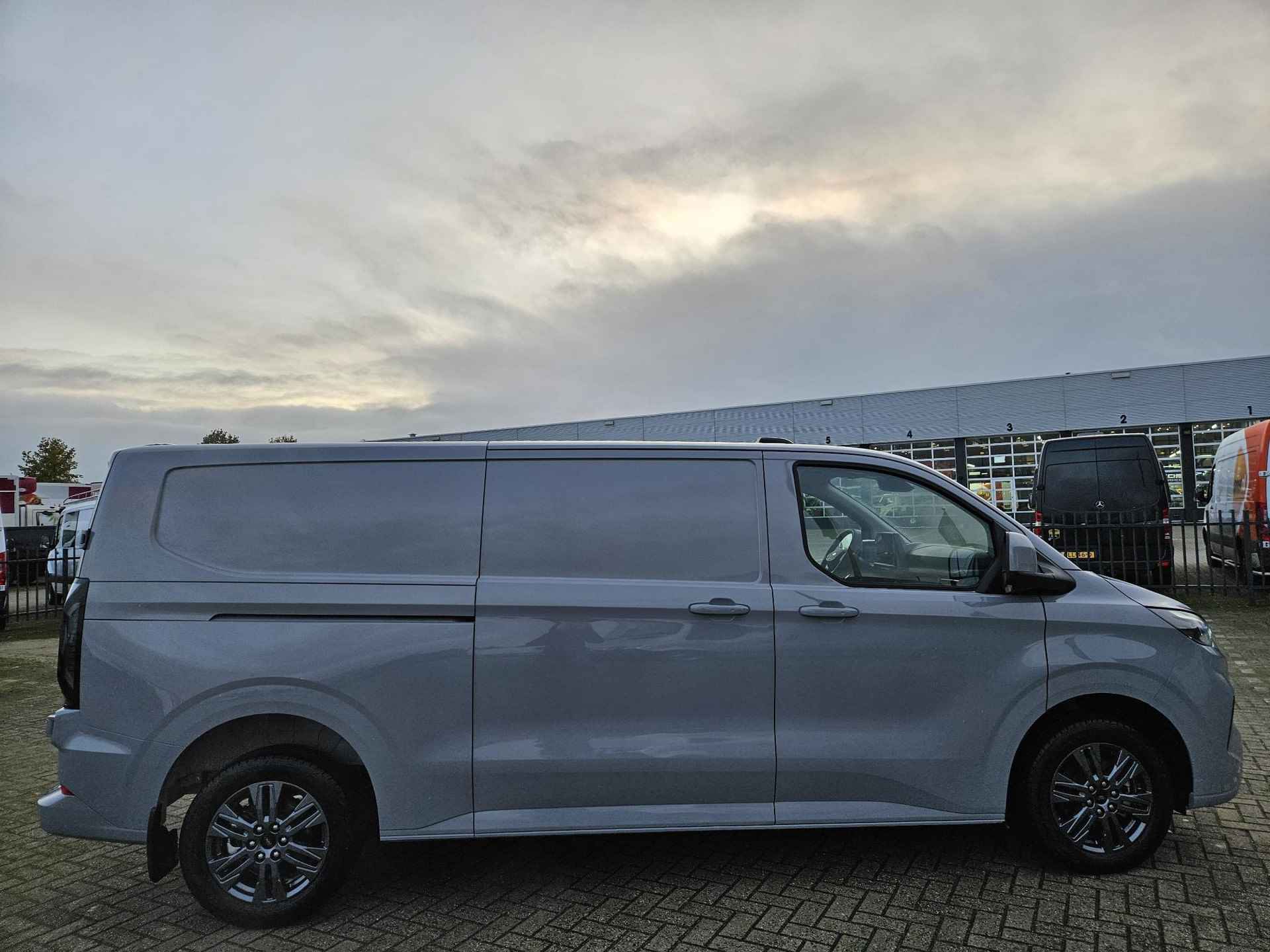 Ford Transit Custom 320 2.0 TDCI L2H1 Limited Grey Matter | interieurbekleding | Handmatige regeneratie roetfilter | Trekhaakvoorbereiding | Centrale dubbele vergrendeling | Volwaardig reservewiel | 17 inch lichtmetalen velgen (Carbonised Grey)| Driver Assistance Pack Premium | Verwarmbaar stuurwiel | AGM accu | Draadloos opladen | Programmeerbare interface module - 5/21