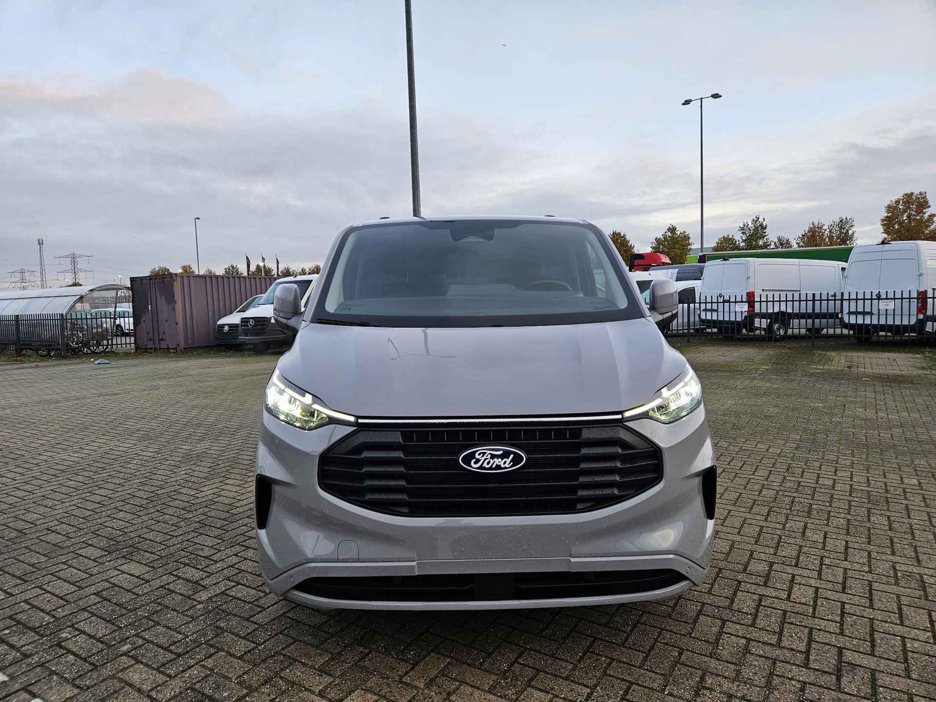 Ford Transit Custom 320 2.0 TDCI L2H1 Limited Grey Matter | interieurbekleding | Handmatige regeneratie roetfilter | Trekhaakvoorbereiding | Centrale dubbele vergrendeling | Volwaardig reservewiel | 17 inch lichtmetalen velgen (Carbonised Grey)| Driver Assistance Pack Premium | Verwarmbaar stuurwiel | AGM accu | Draadloos opladen | Programmeerbare interface module - 6/21