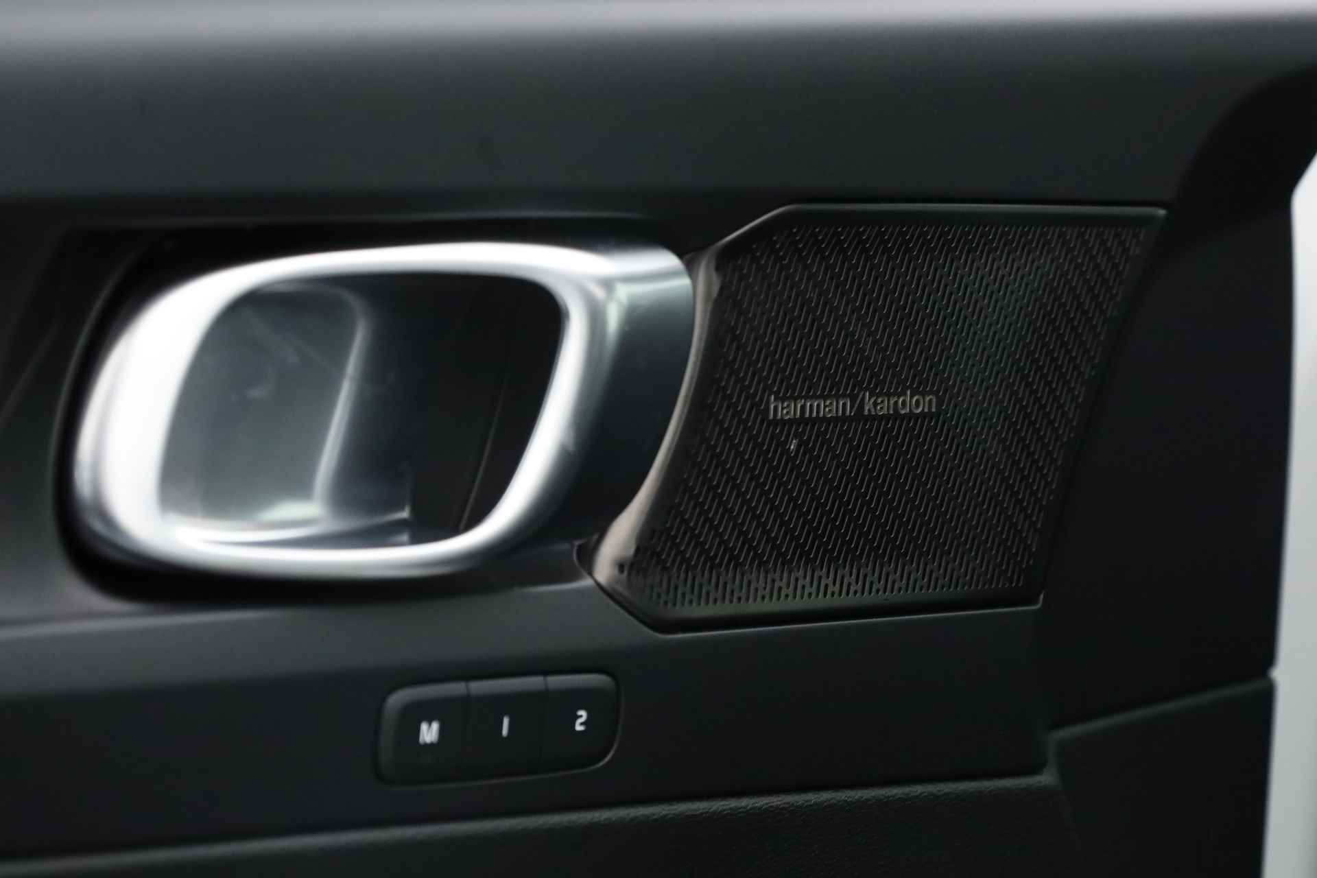 Volvo XC40 1.5 T4 Recharge Ultimate Dark | Facelift | Pano | 20" | Leder | Navi | Camera | Keyless | Elek. Achterklep - 9/35