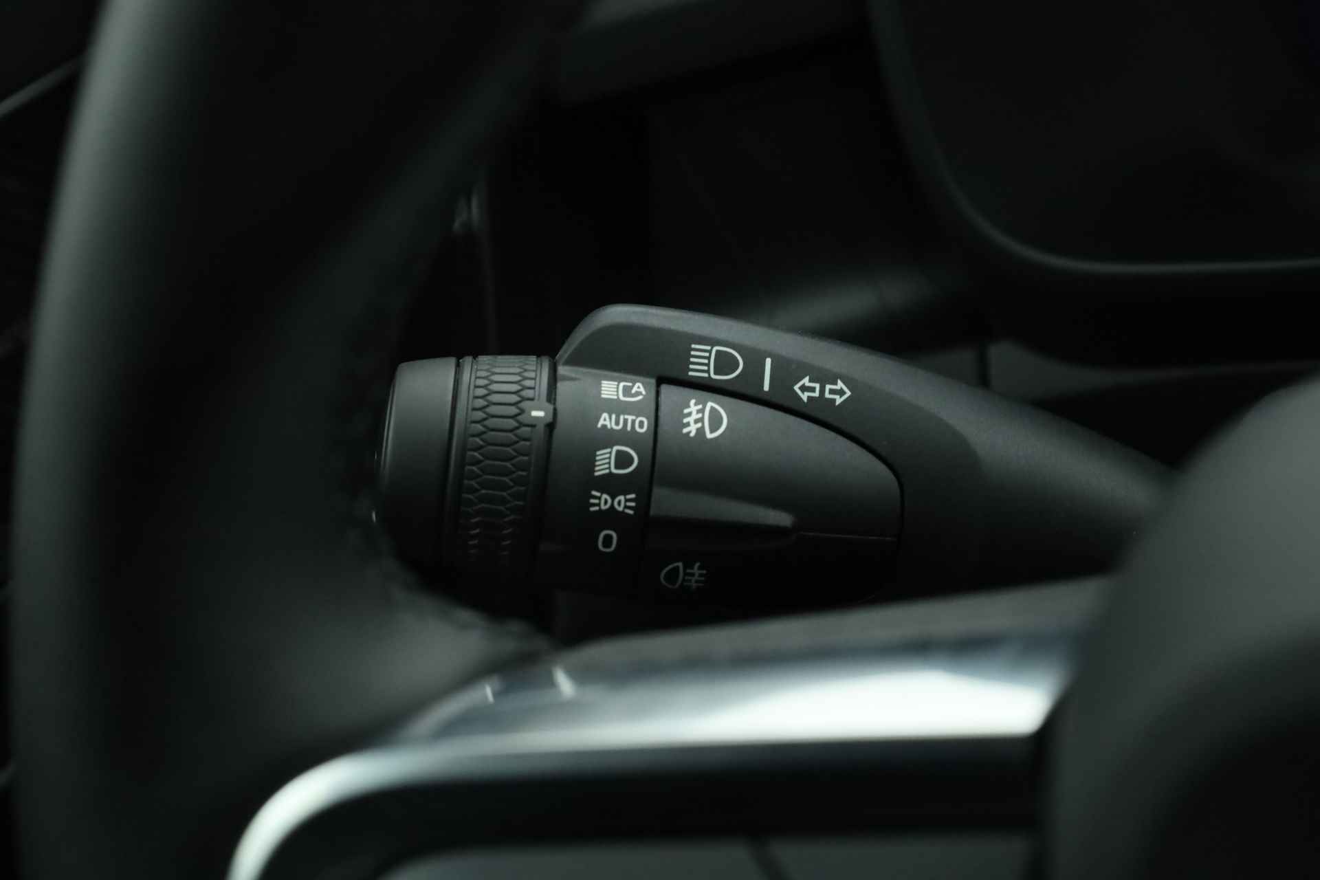 Volvo XC40 1.5 T4 Recharge Ultimate Dark | Facelift | Pano | 20" | Leder | Navi | Camera | Keyless | Elek. Achterklep - 12/35