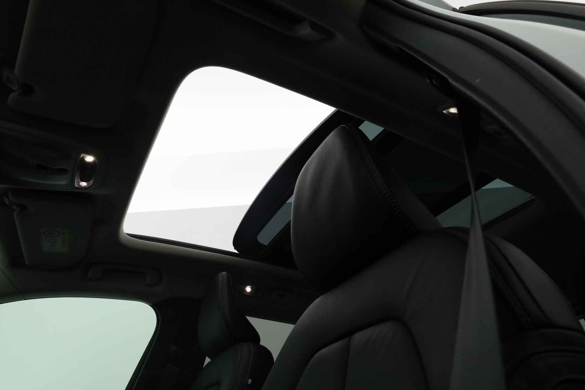 Volvo XC40 1.5 T4 Recharge Ultimate Dark | Facelift | Pano | 20" | Leder | Navi | Camera | Keyless | Elek. Achterklep - 23/35