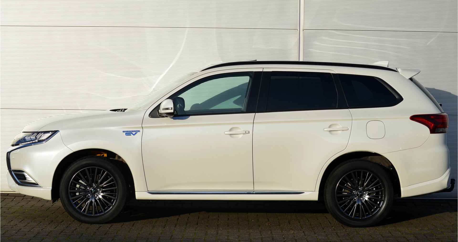 Mitsubishi Outlander PHEV 2.4 S-EDITION 4WD | PLUG IN HYBRID | V2G | FULL OPTIONS | SCHUIFDAK | ADAPTIEF CRUISE | TREKHAAK 1500KG | ALL IN RIJKLAARPRIJS - 7/52