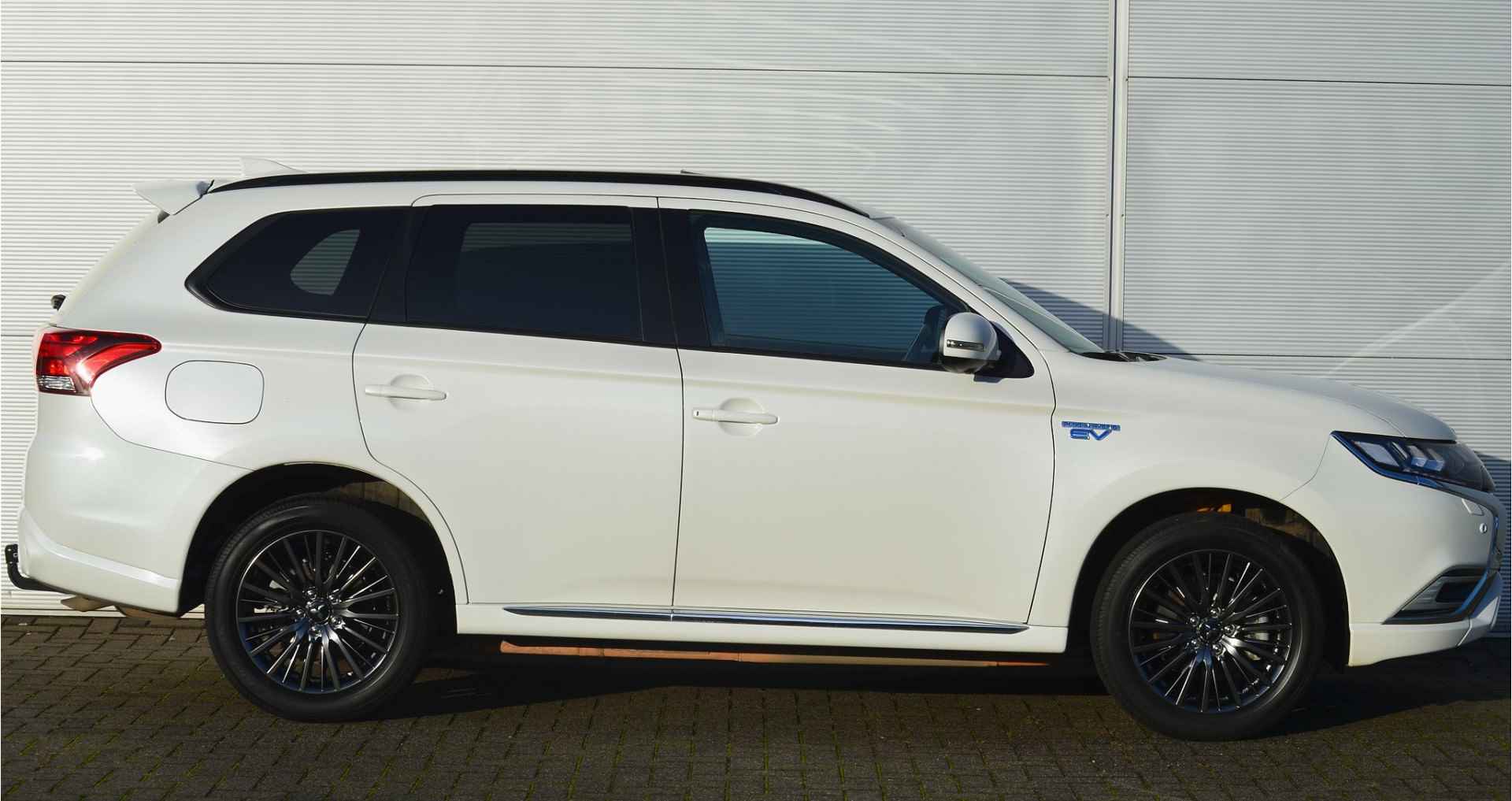 Mitsubishi Outlander PHEV 2.4 S-EDITION 4WD | PLUG IN HYBRID | V2G | FULL OPTIONS | SCHUIFDAK | ADAPTIEF CRUISE | TREKHAAK 1500KG | ALL IN RIJKLAARPRIJS - 12/52