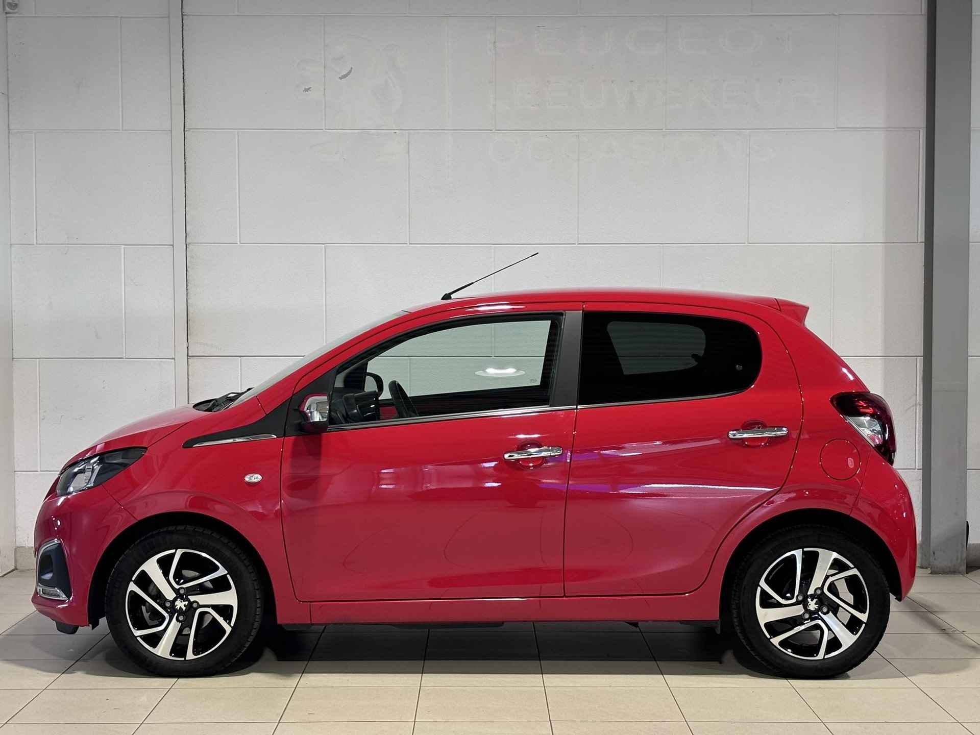 Peugeot 108 5-deurs Allure 1.0 e-VTi 72pk | CAMERA | CLIMA | APPLE CARPLAY / ANDROID AUTO | EXTRA GETINTE RAMEN | LM-VELGEN - 10/60