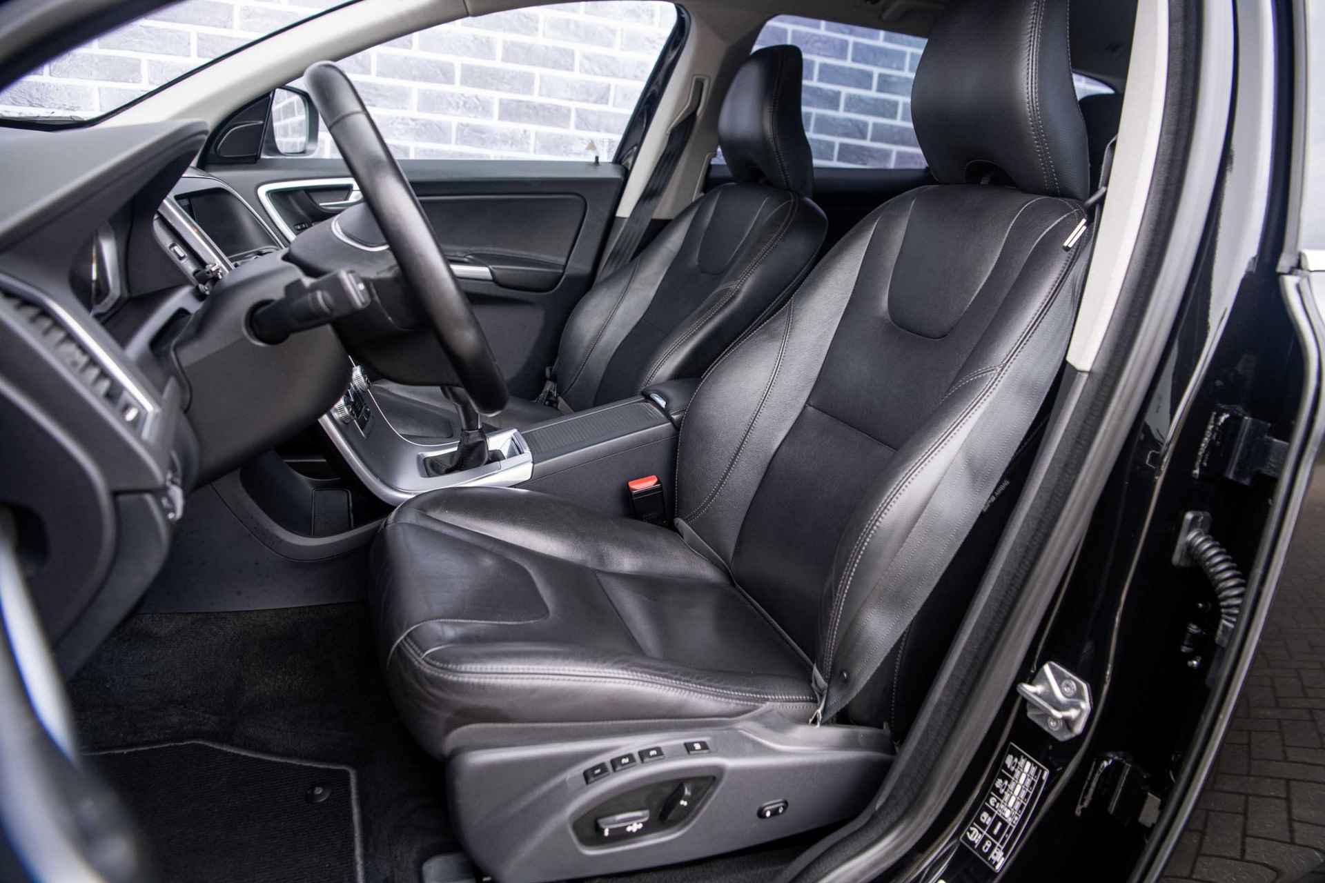 Volvo XC60 2.0 D3 FWD Summum Fin. € 337 p/m | Elektrische bestuurdersstoel met geheugen | Leer | Stoelverwarming | Act. Bochtverlichting | Parkeersensoren V+ A | Verwarmbare Voorruit | All-Seasons | - 8/32