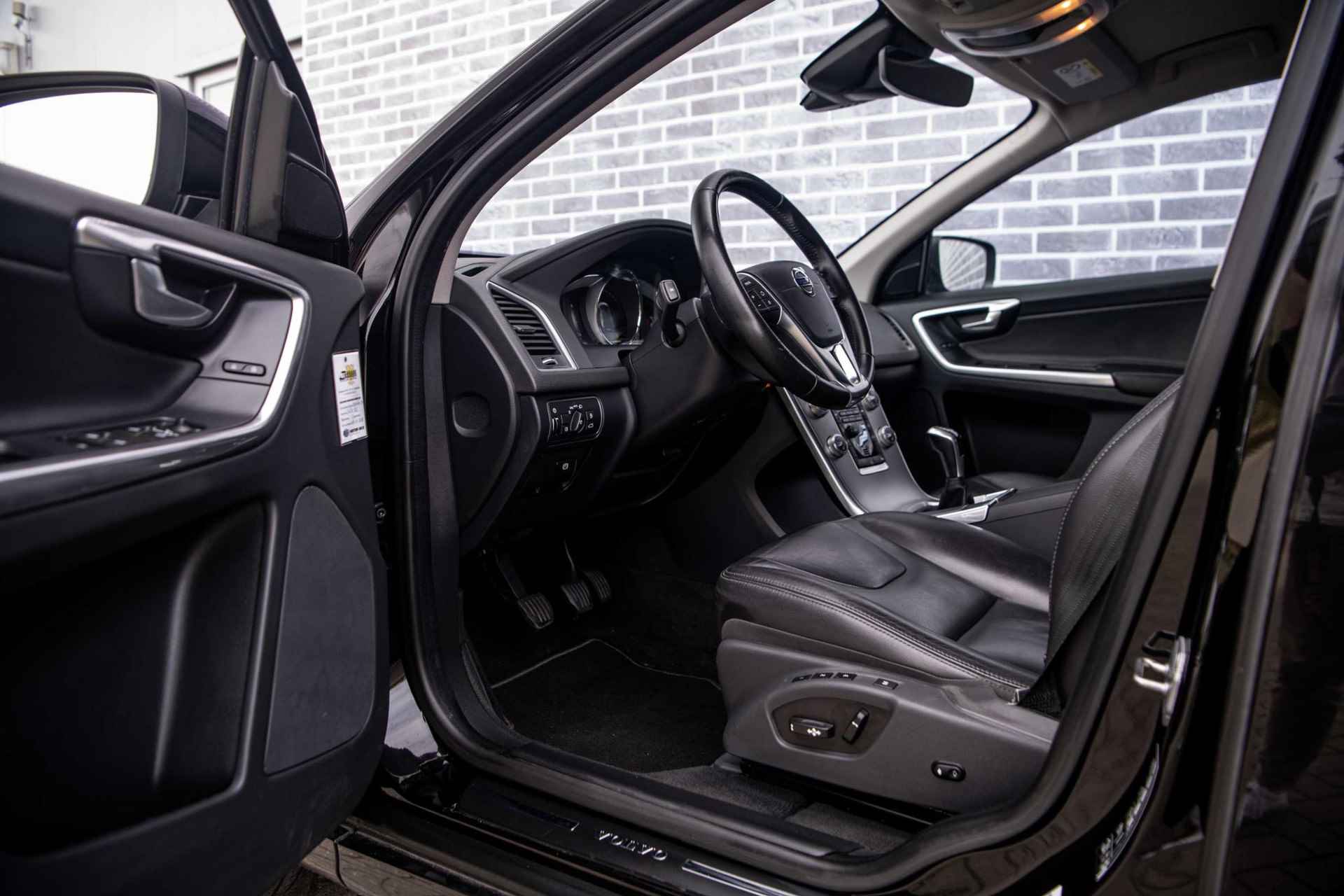 Volvo XC60 2.0 D3 FWD Summum Fin. € 337 p/m | Elektrische bestuurdersstoel met geheugen | Leer | Stoelverwarming | Act. Bochtverlichting | Parkeersensoren V+ A | Verwarmbare Voorruit | All-Seasons | - 19/32